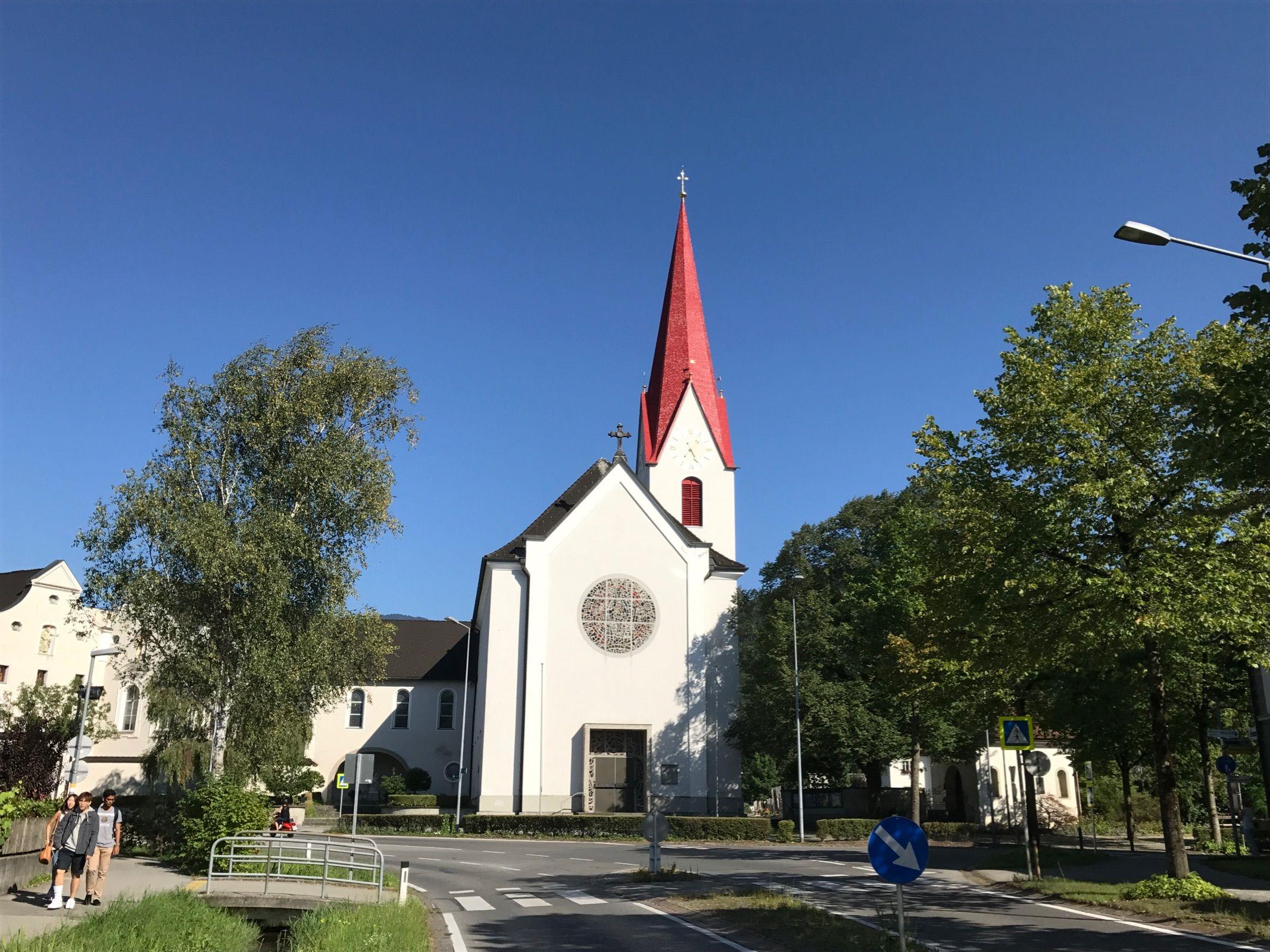 Weithin sichtbar strahlt nun der renovierte Kirchturm von Altenstadt in den Farben Rot-Weiß.