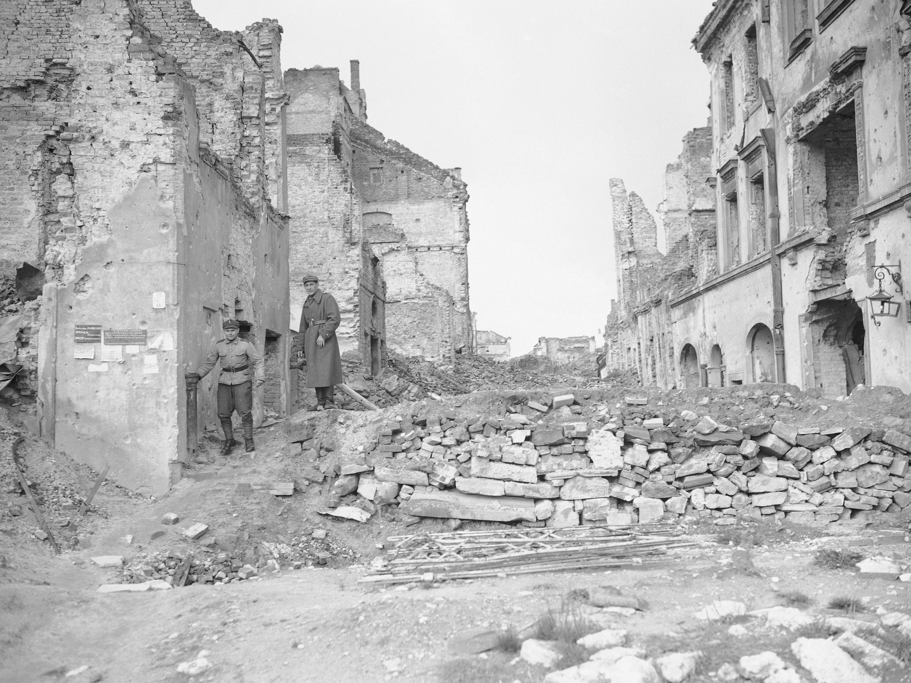 Zwei deutsche Soldaten in den Trümmern von Warschau. Zwei deutsche Soldaten in den Trümmern von Warschau.