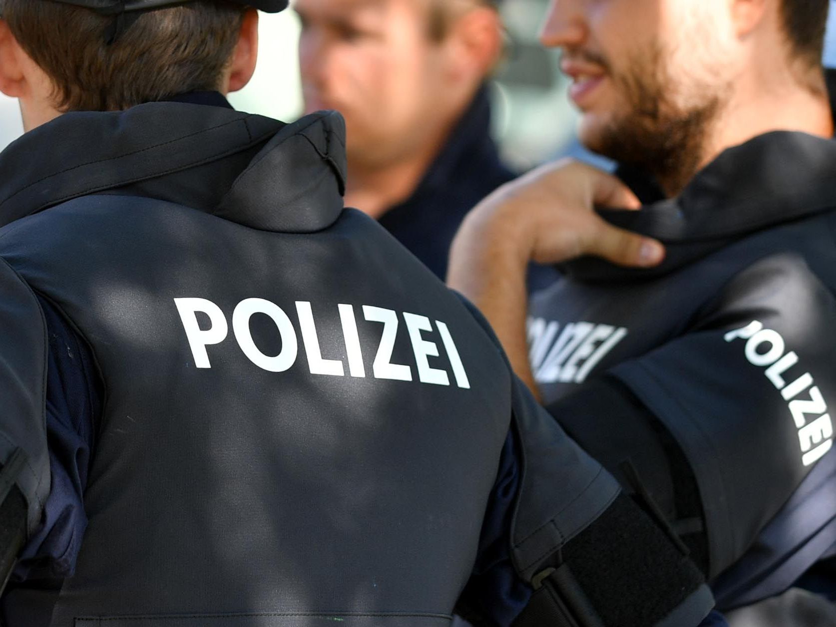Mehrere Polizeistreifen waren am Sonntag unterwegs, um zwei Moped-Diebe zu fassen. Mehrere Polizeistreifen waren am Sonntag unterwegs, um zwei Moped-Diebe zu fassen.