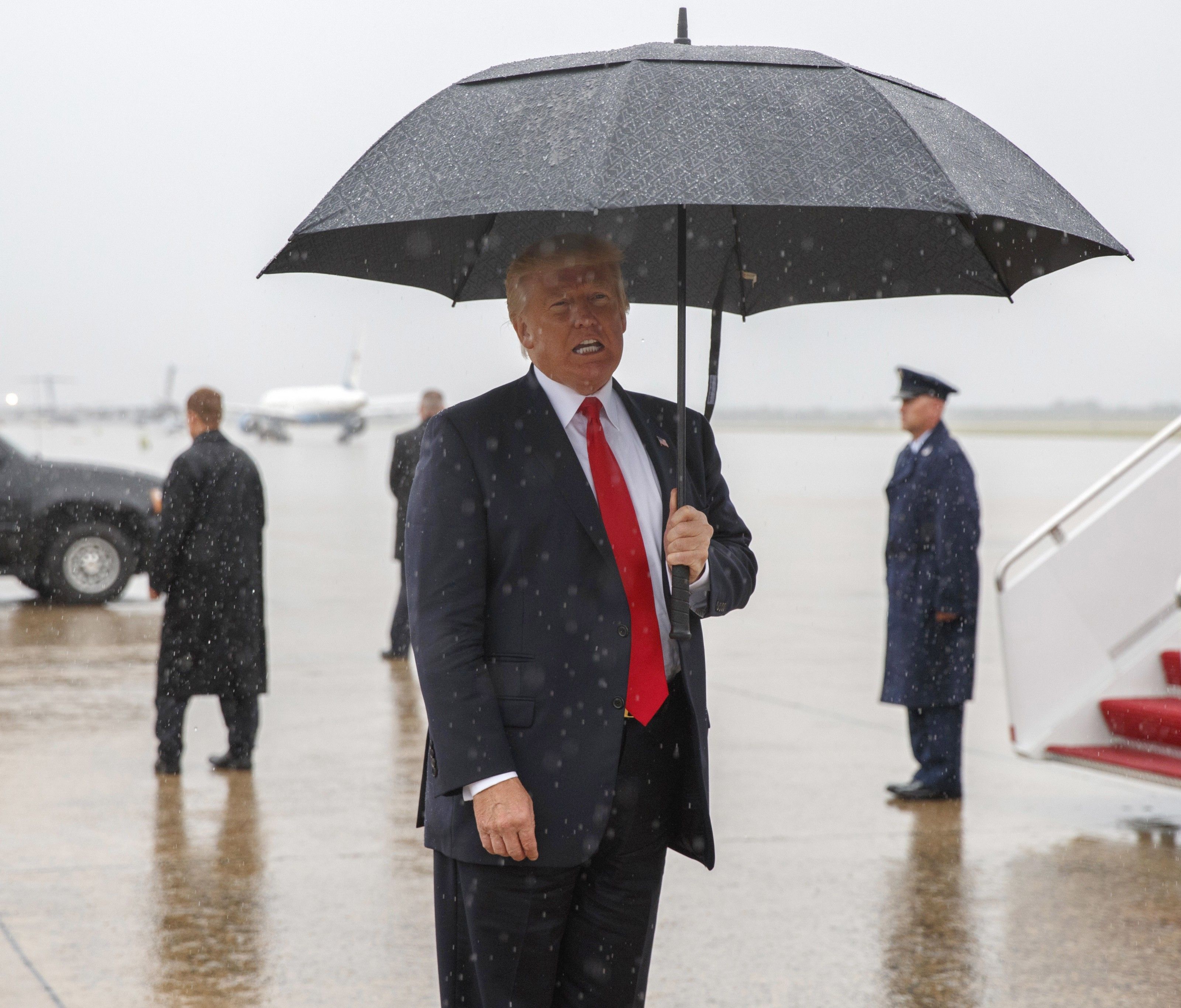 Doch gut für Trump: Skandal-Scheinwerfer verbrennen fast allen Sauerstoff der öffentlichen Aufmerksamkeit. Doch gut für Trump: Skandal-Scheinwerfer verbrennen fast allen Sauerstoff der öffentlichen Aufmerksamkeit.