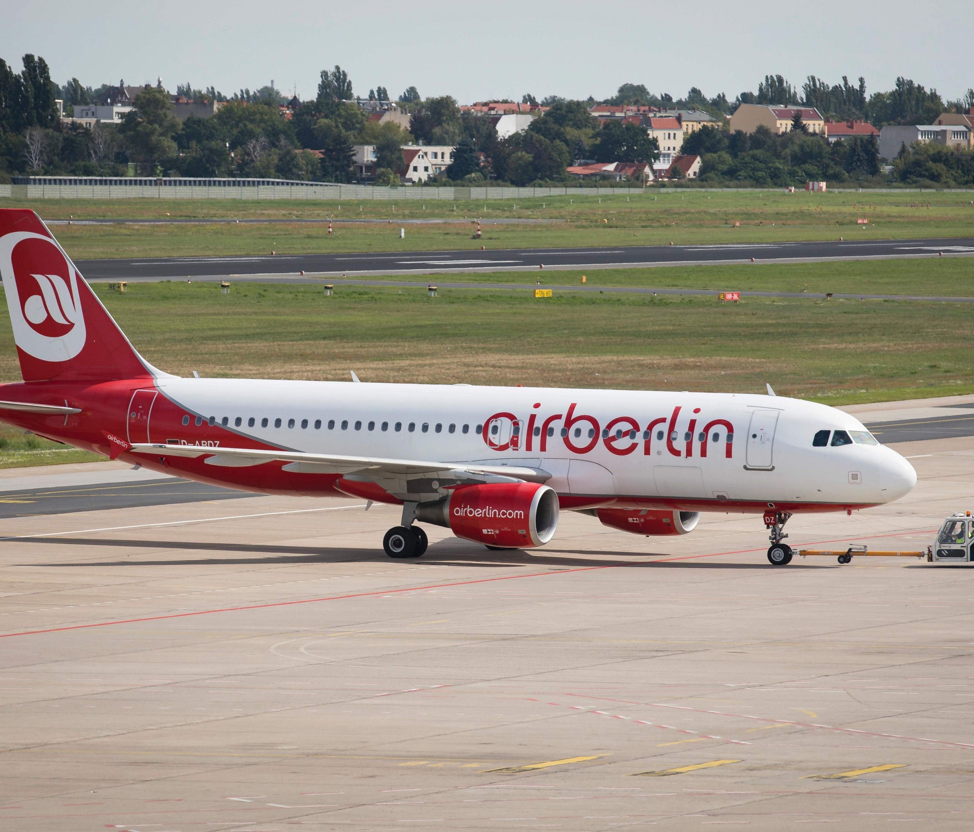 Mit einem millionenschweren Übergangskredit wird Air Berlin geholen. Mit einem millionenschweren Übergangskredit wird Air Berlin geholen.
