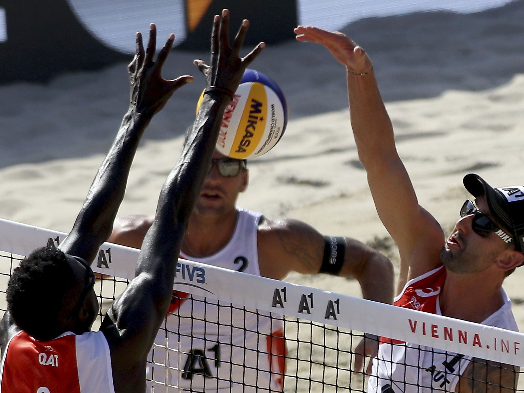 Clemens Doppler und Alex Horst stehen im Viertelfinale der Beachvolleyball WM in Wien. Clemens Doppler und Alex Horst stehen im Viertelfinale der Beachvolleyball WM in Wien.