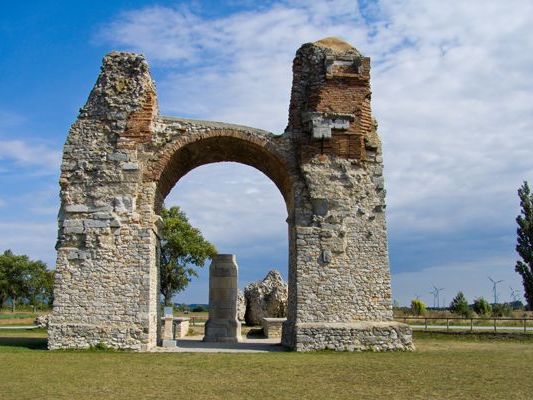 In Carnuntum wurden Gräber und eine antike Wasserleitung freigelegt. In Carnuntum wurden Gräber und eine antike Wasserleitung freigelegt.