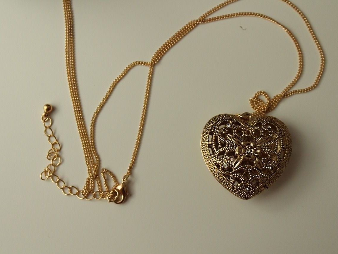 Die 87-Jährige wurde auf offener Straße beraubt. Die 87-Jährige wurde auf offener Straße beraubt.