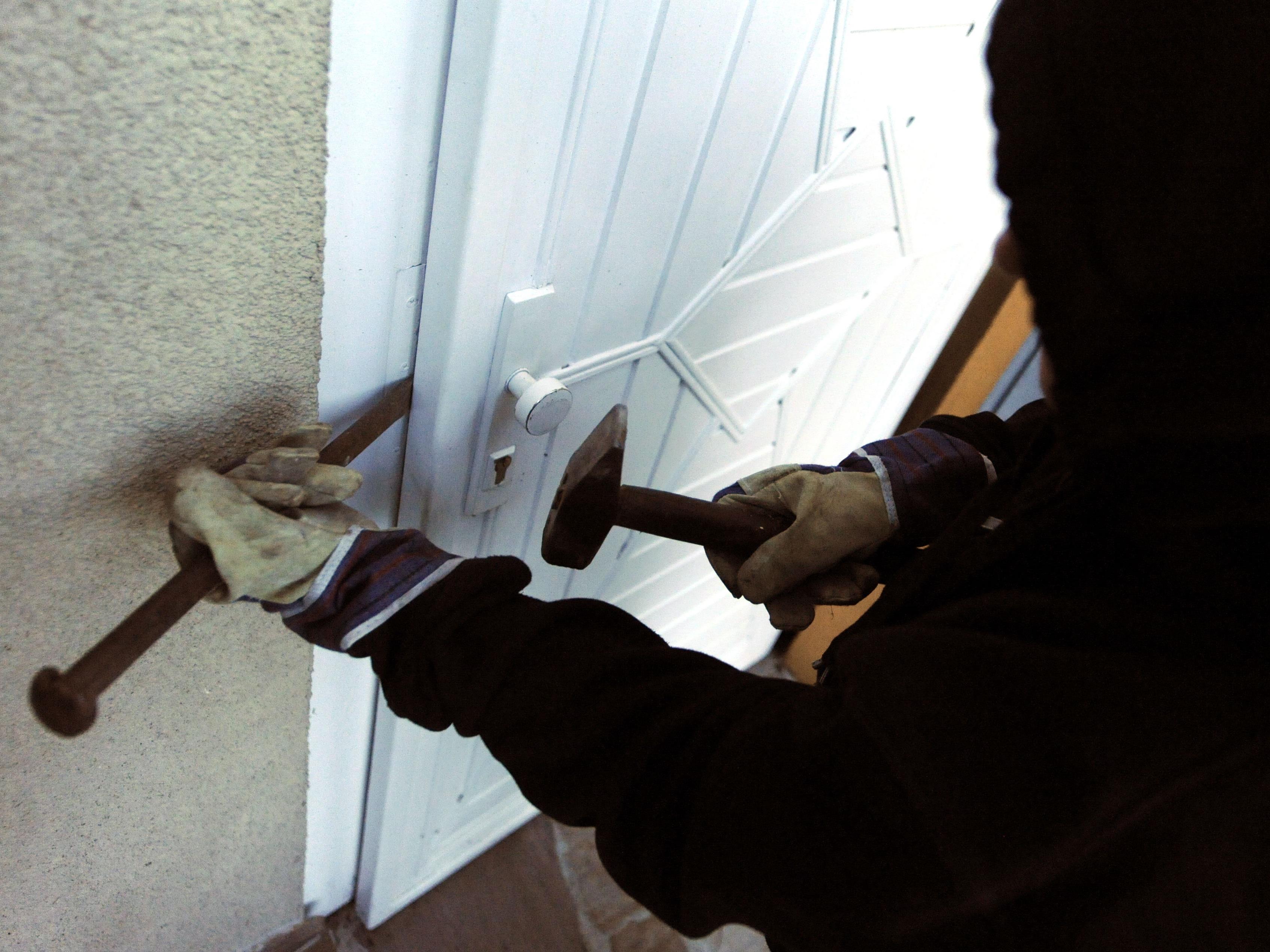 Einbrecher wenden Tricks wie den Glaswassertrick an, um in eine Wohnung zu gelangen.