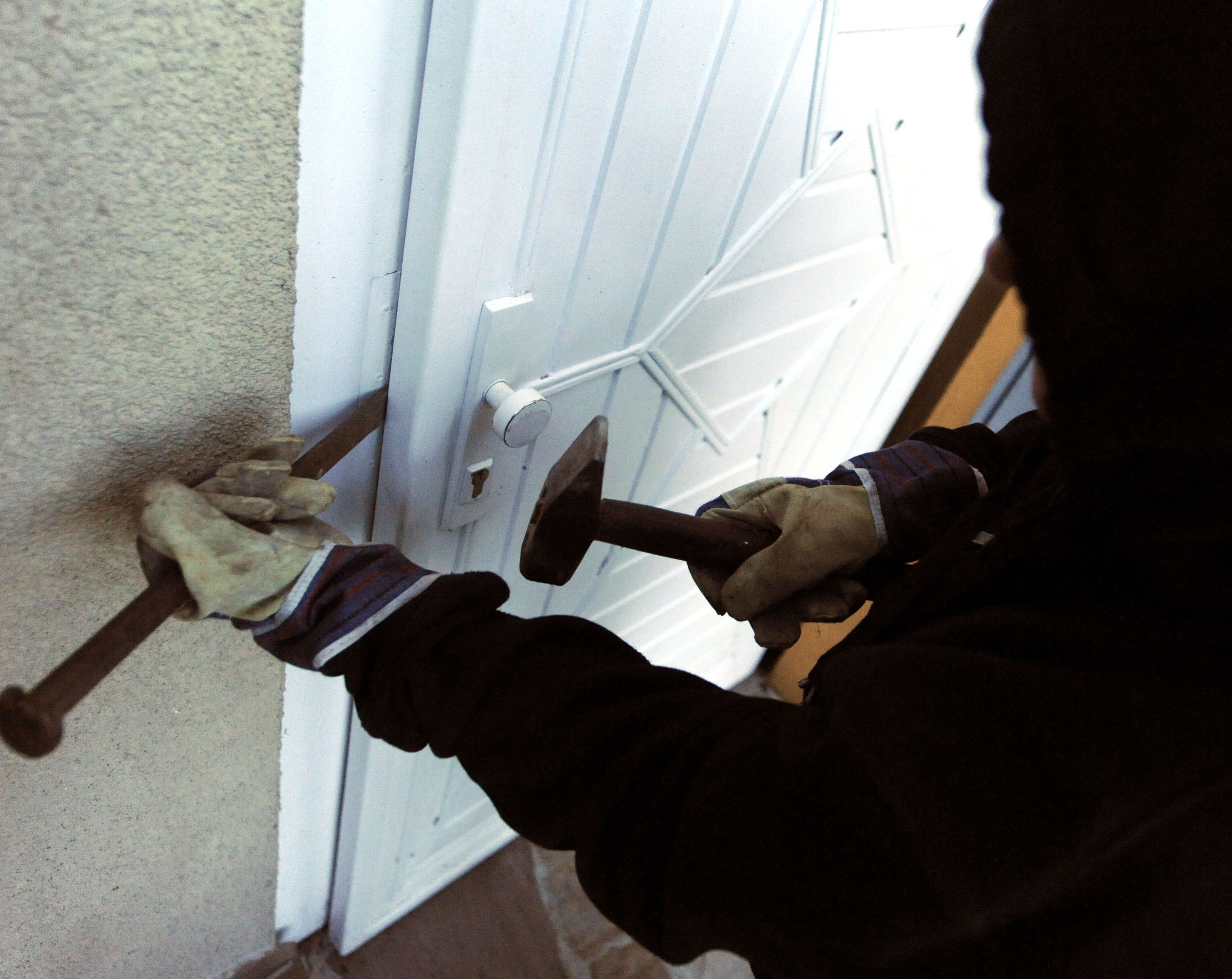 Einbrecher wenden Tricks wie den Glaswassertrick an, um in eine Wohnung zu gelangen. Einbrecher wenden Tricks wie den Glaswassertrick an, um in eine Wohnung zu gelangen.