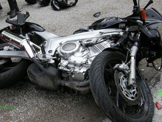 Die beiden verletzten Motorradfahrer wurden in ein Spital gebracht.