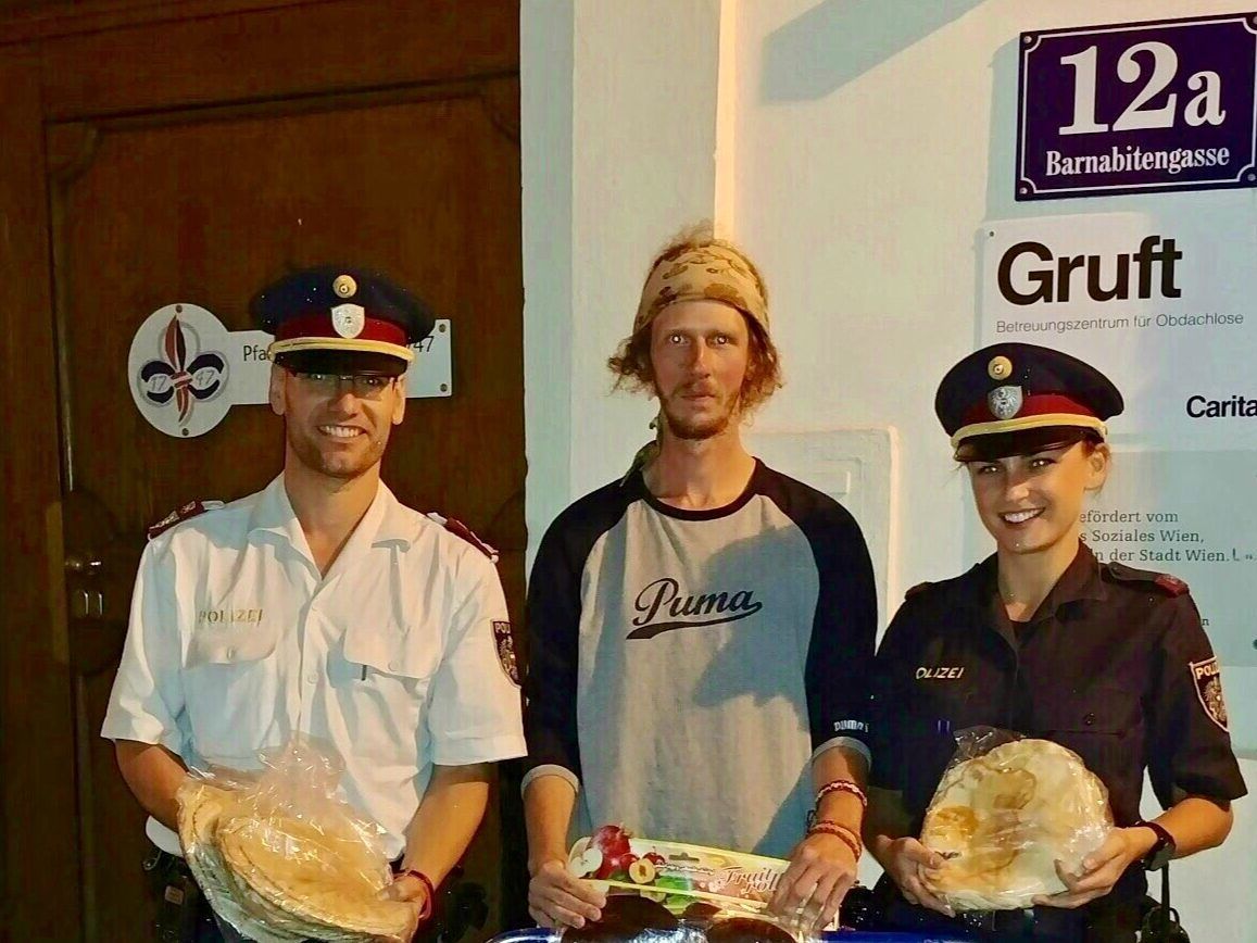 Die zuvor illegal angebotenen Lebensmittel wurden von der Wiener Polizei zur "Gruft" gebracht. Die zuvor illegal angebotenen Lebensmittel wurden von der Wiener Polizei zur "Gruft" gebracht.