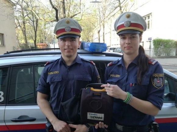 Wegen der Defibrillatoren in den Wiener Polizeiautos konnten schon viele Leben gerettet werden.