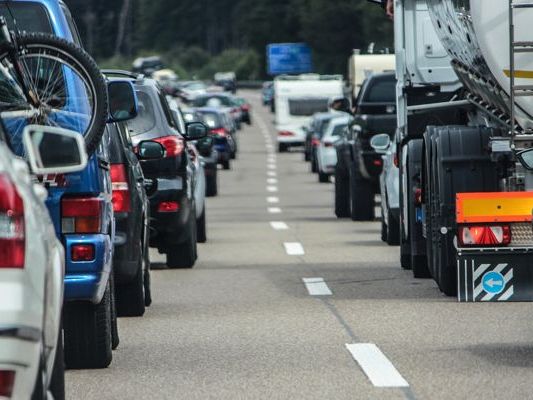 Unnötige Wartezeiten können vor allem an Grenzübergängen vermieden werden. Unnötige Wartezeiten können vor allem an Grenzübergängen vermieden werden.