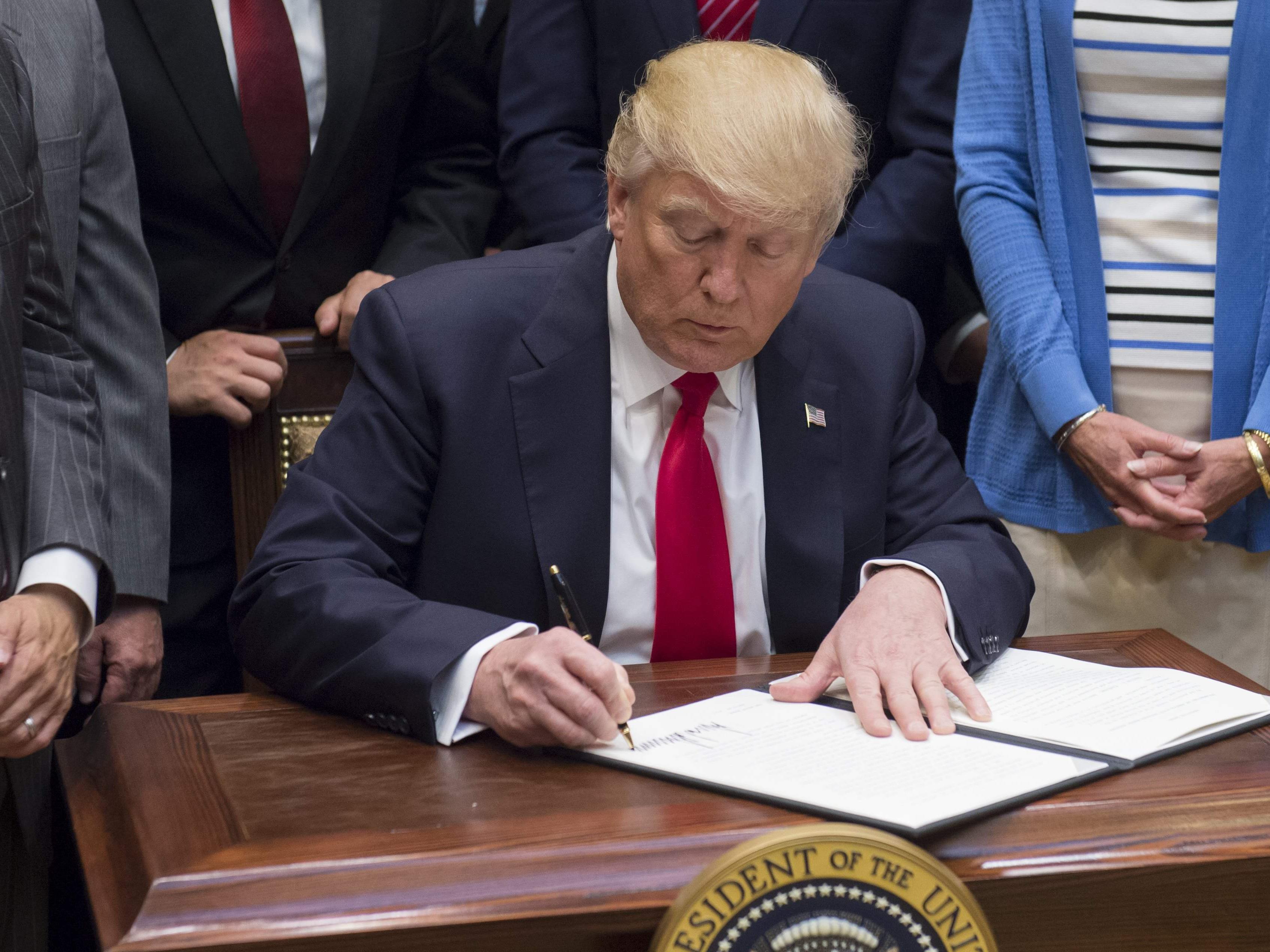 US-Präsident Donald Trump unterzeichnete das Gesetz über zusätzliche Russland-Sanktionen.