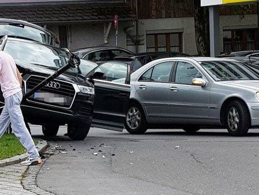 Das Fahrzeug blieb auf der Straßenlaterne hängen. Das Fahrzeug blieb auf der Straßenlaterne hängen.