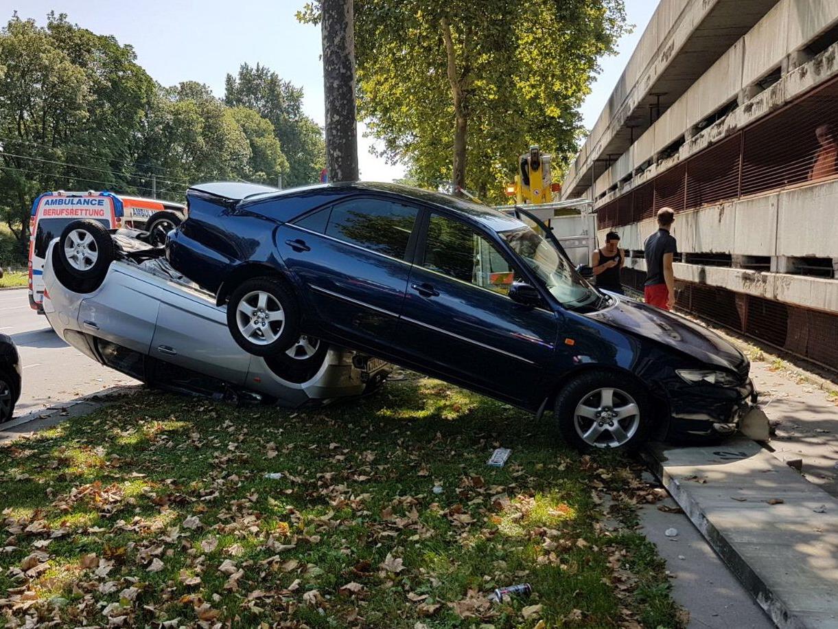 In Wien fielen zwei Autos aus einem Parkhaus.