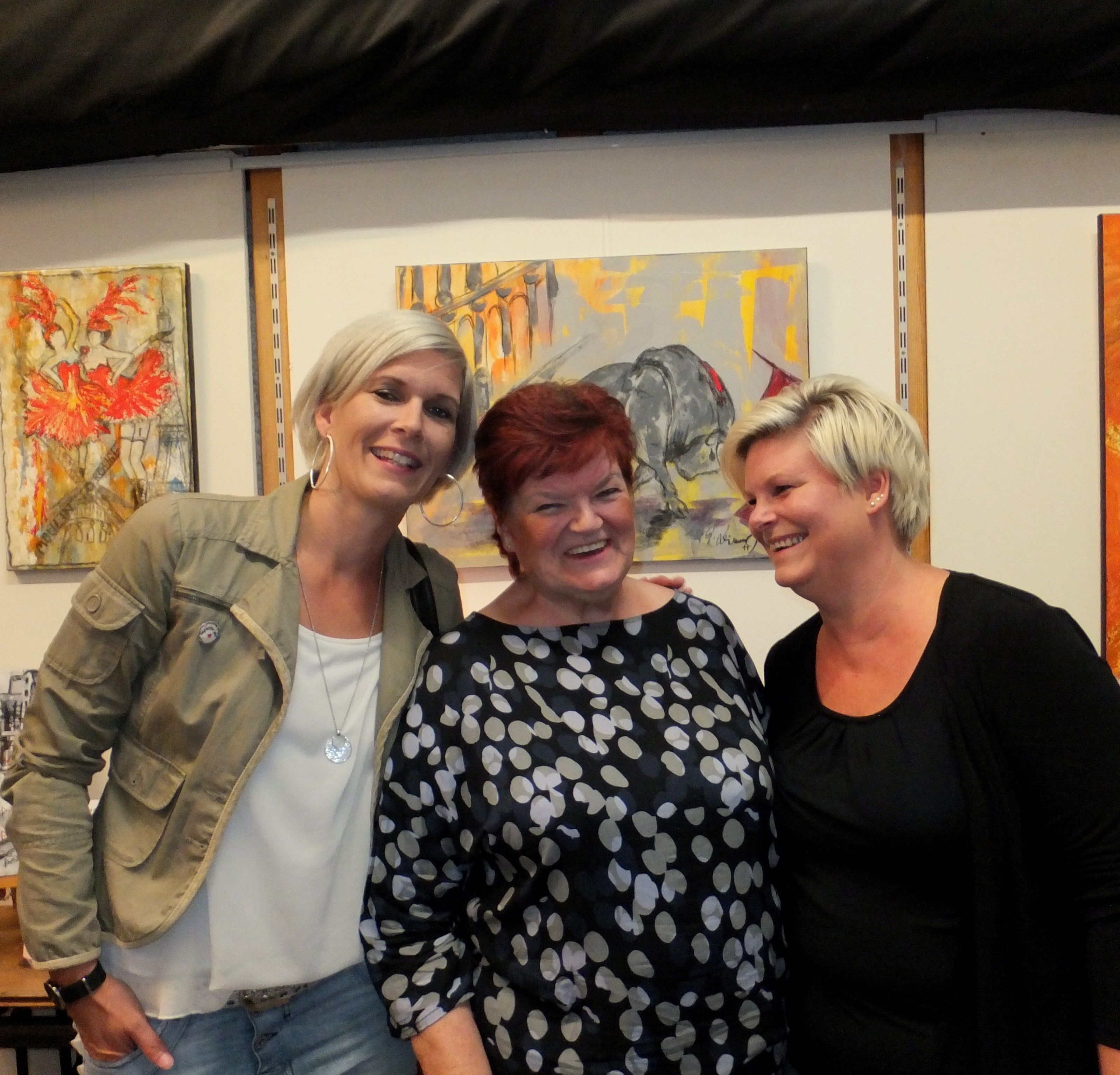 Gertraud Dienesch (mi) im Kreise ihrer Familie: Tochter Patrizia und Nichte Silke Gertraud Dienesch (mi) im Kreise ihrer Familie: Tochter Patrizia und Nichte Silke