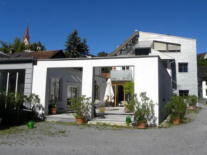 In Haus und Garten von Werner Walser zeigt Künstler MASU ungewöhnliche Exponate wie elektrisch betriebene Objekte. In Haus und Garten von Werner Walser zeigt Künstler MASU ungewöhnliche Exponate wie elektrisch betriebene Objekte.