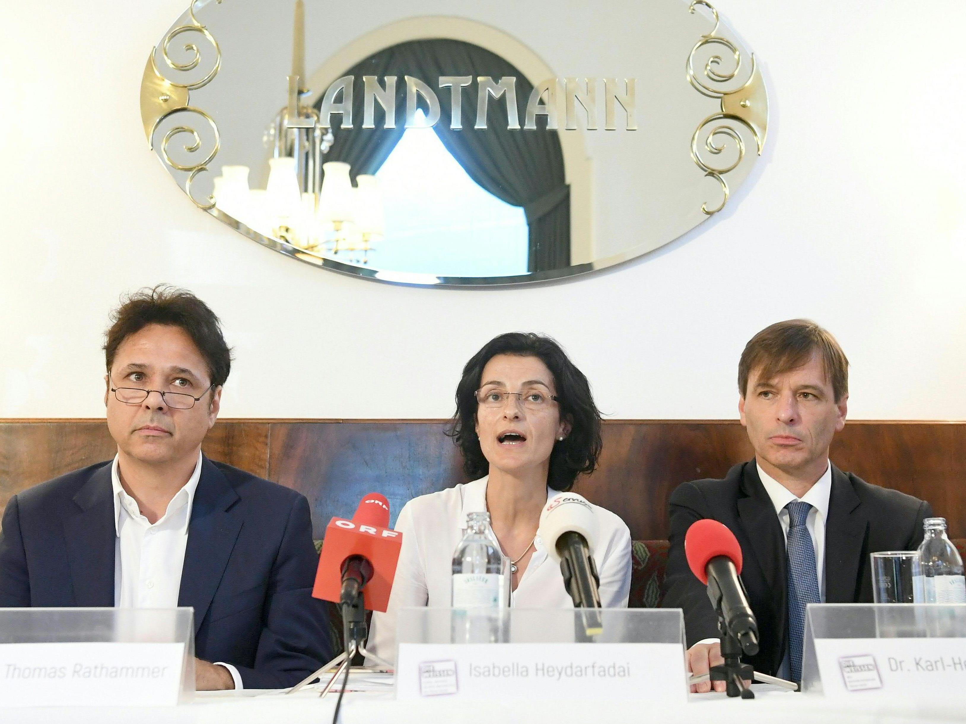 Die Weißen bei der Pressekonferenz in Wien.