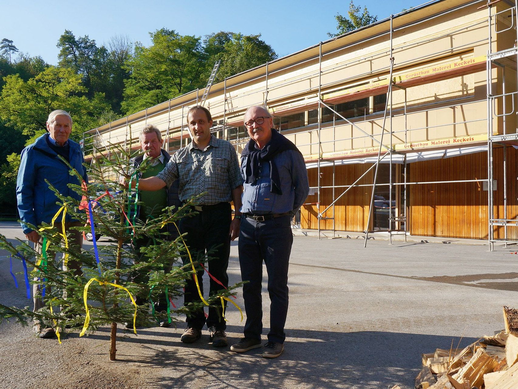 Vier der fünf Geschäftsführer der Biomassewärmeversorgung Rankweil bei der Firstfeier: Werner Abbrederis, Bernhard Nöckl, Hans Frick und Hermann Bauer (v.r.n.l.) Nicht im Bild: Angelika Feistenauer. Vier der fünf Geschäftsführer der Biomassewärmeversorgung Rankweil bei der Firstfeier: Werner Abbrederis, Bernhard Nöckl, Hans Frick und Hermann Bauer (v.r.n.l.) Nicht im Bild: Angelika Feistenauer.