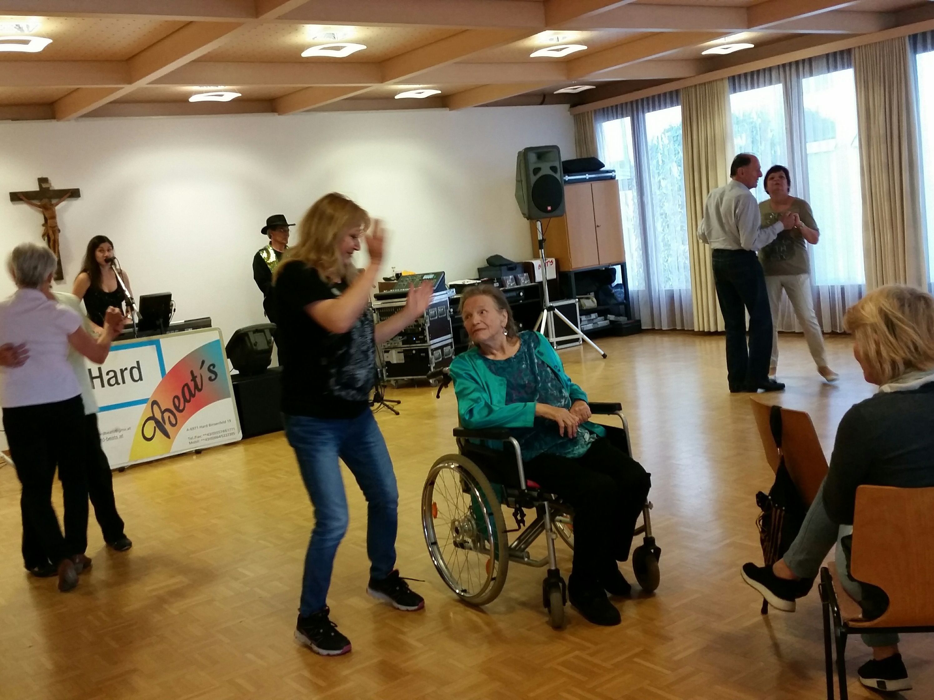 Die Tänzerinnen und Tänzer genießen einen unbeschwerten, geselligen Nachmittag bei einem Musikmix aus Schlagern, volkstümlichen Hits, Evergreens, Rock und Oldies. Die Tänzerinnen und Tänzer genießen einen unbeschwerten, geselligen Nachmittag bei einem Musikmix aus Schlagern, volkstümlichen Hits, Evergreens, Rock und Oldies.