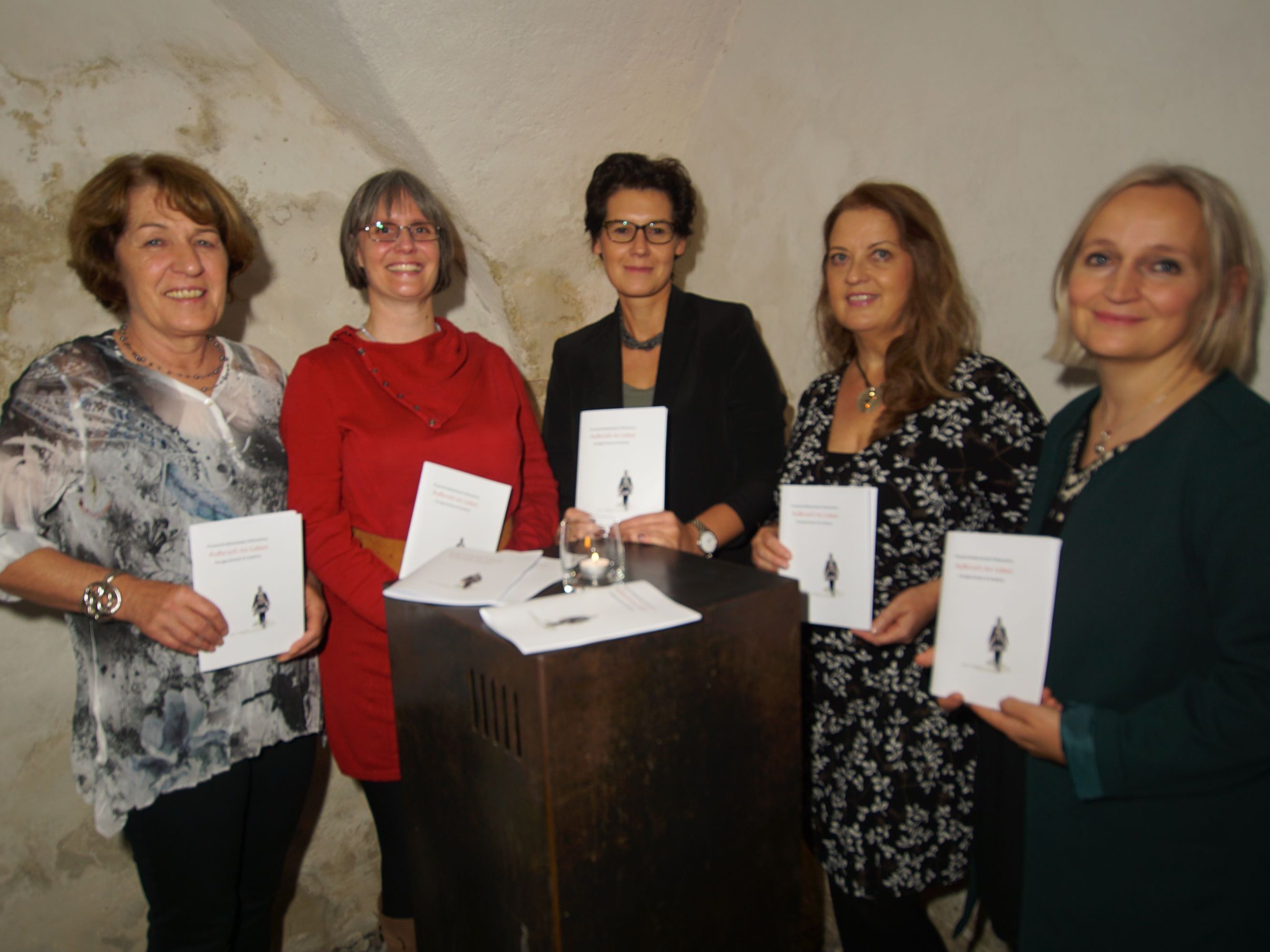 Die Autorinnen Monika Jäger, Pascale Dietrich, Claudia Kramlik, Ursula Flajs und Brigitte Breuss (v.l.), nicht auf dem Bild ist Silvia Wastian. Die Autorinnen Monika Jäger, Pascale Dietrich, Claudia Kramlik, Ursula Flajs und Brigitte Breuss (v.l.), nicht auf dem Bild ist Silvia Wastian.