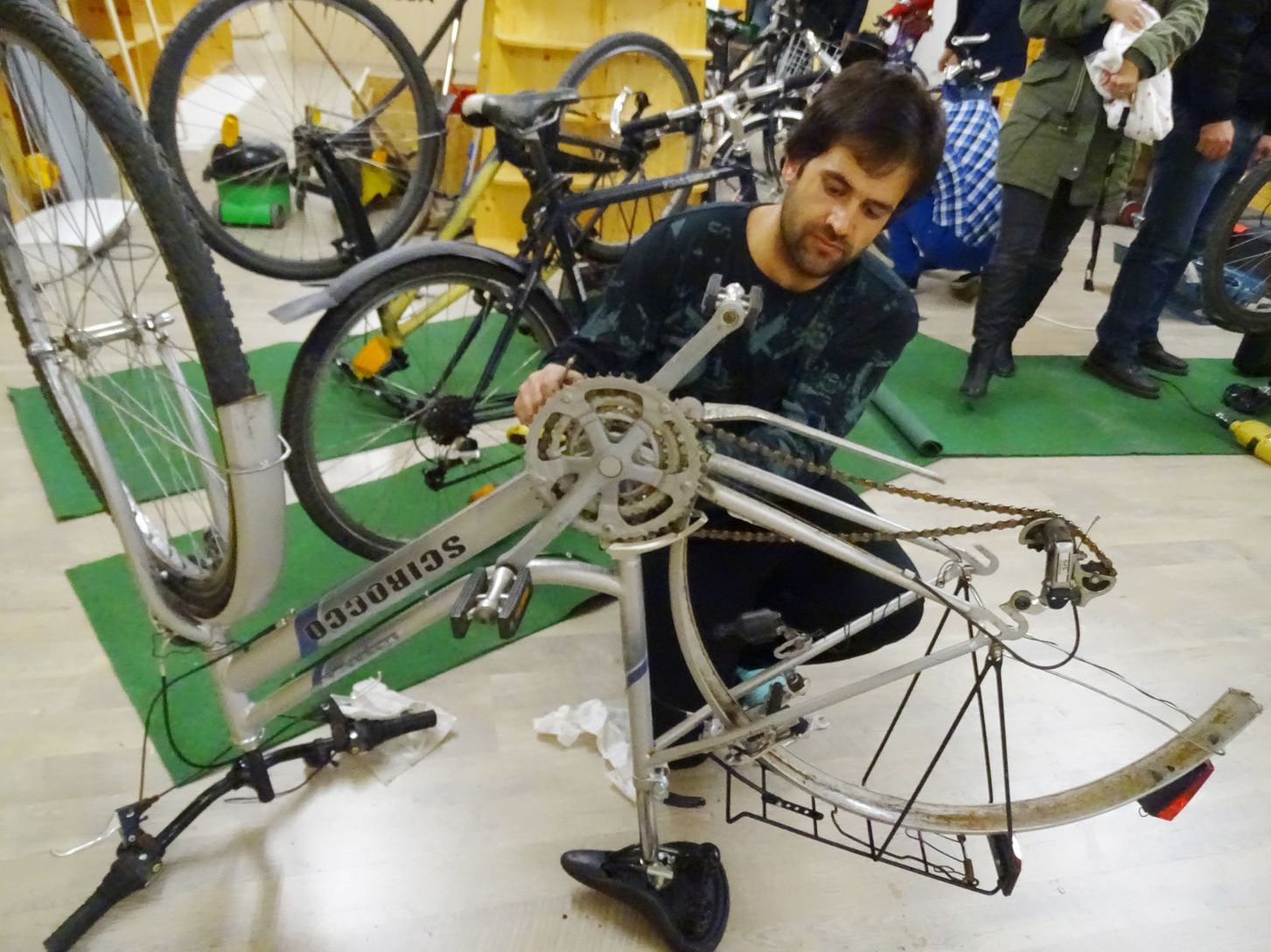 Gemeinsam Räder flicken in der Fahrradwerkstatt in der Marktstraße 40. Gemeinsam Räder flicken in der Fahrradwerkstatt in der Marktstraße 40.