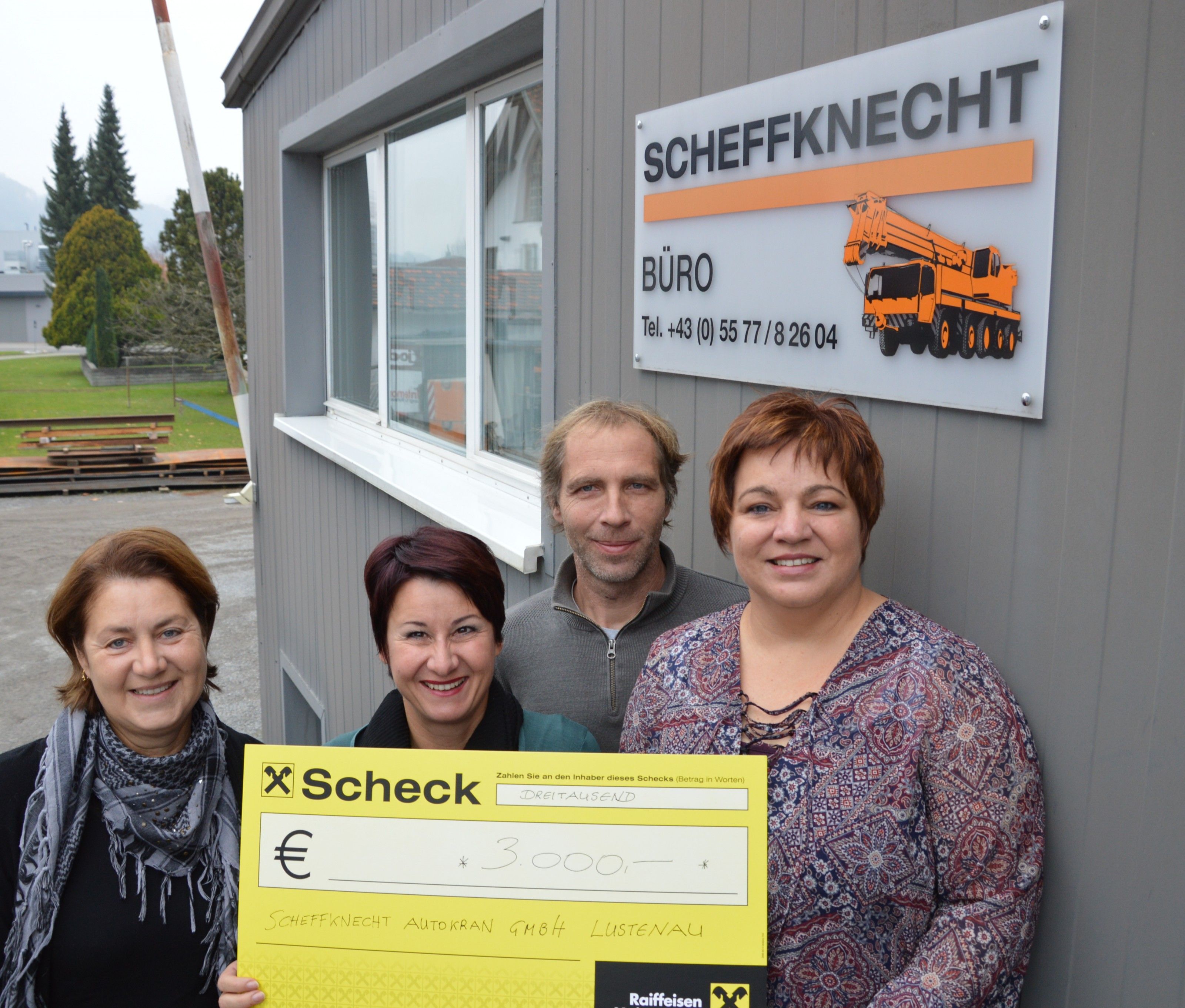 Monika Grabher, Susanne Marosch, Gerd und Michaela Scheffknecht bei der Scheckübergabe Monika Grabher, Susanne Marosch, Gerd und Michaela Scheffknecht bei der Scheckübergabe