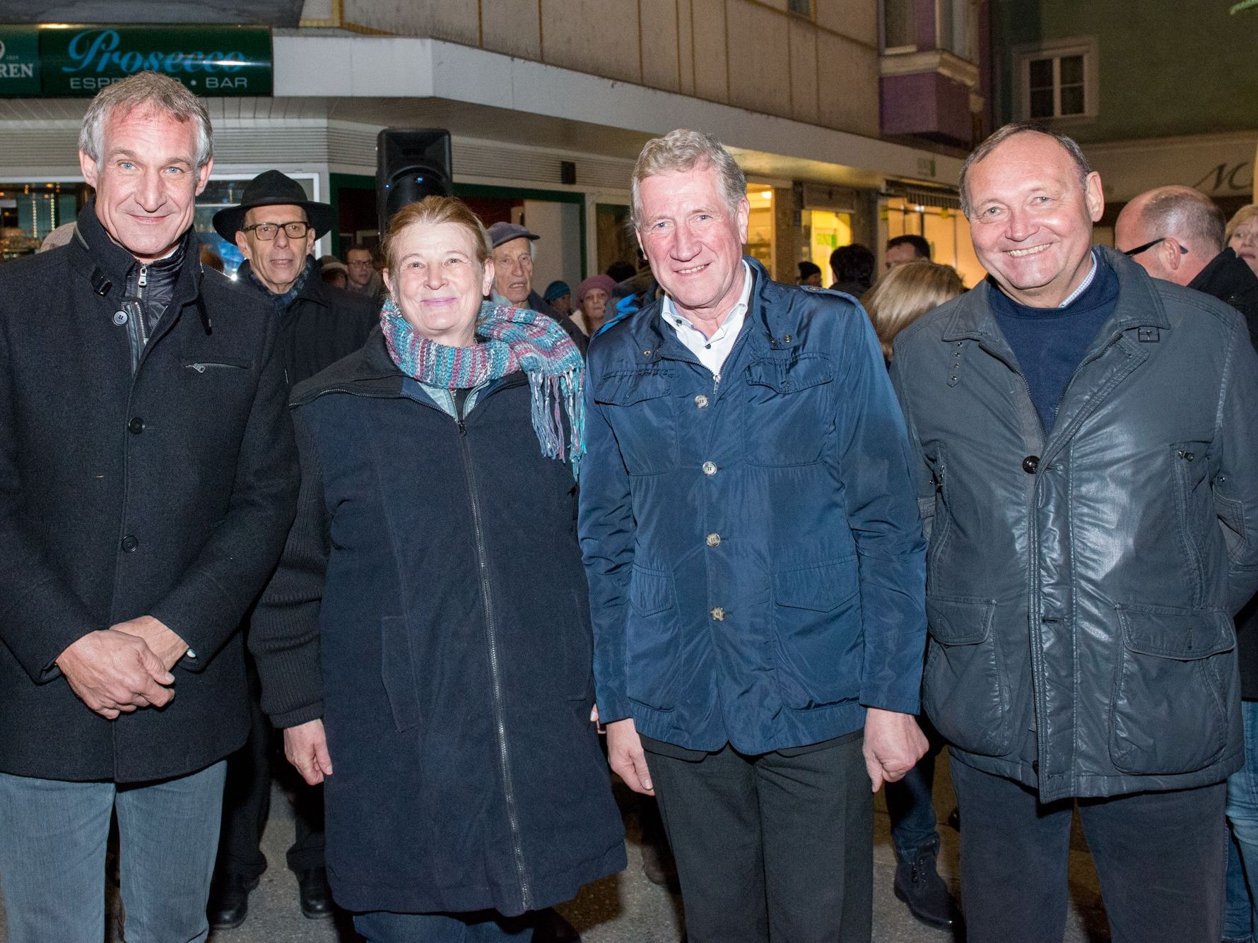 Bgm. Markus Linhart, LR Erich Schwärzler und Bgm. Kurt Krottenhammer mit der Baumspenderin Rosina Nussbaumer bei der Eröffnung des Christkindlmarktes. Bgm. Markus Linhart, LR Erich Schwärzler und Bgm. Kurt Krottenhammer mit der Baumspenderin Rosina Nussbaumer bei der Eröffnung des Christkindlmarktes.