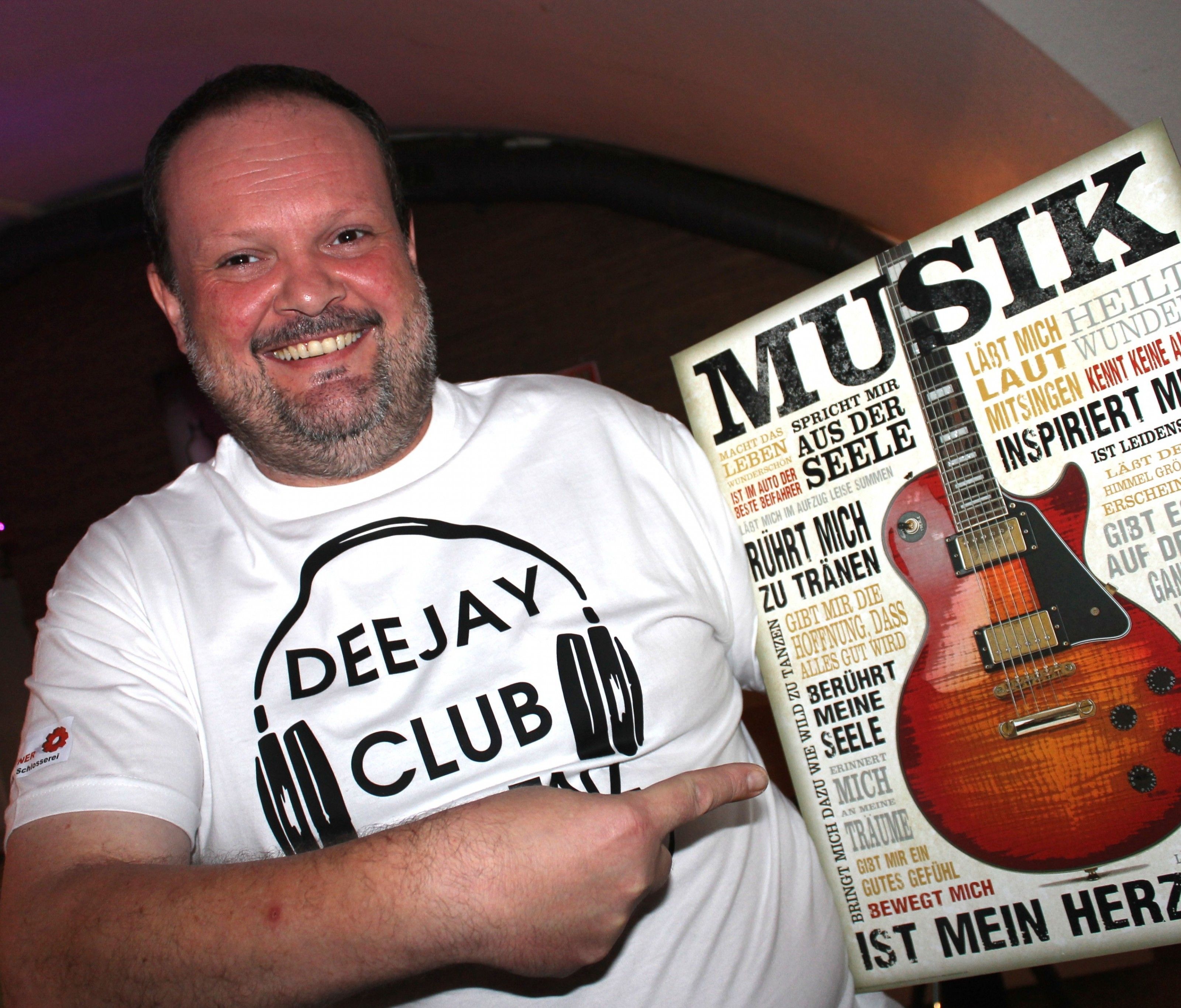 DJ Faxe sorgt heute ab 20. Uhr für 100% Rock in der Gewölbebar von "Antonio" DJ Faxe sorgt heute ab 20. Uhr für 100% Rock in der Gewölbebar von "Antonio"