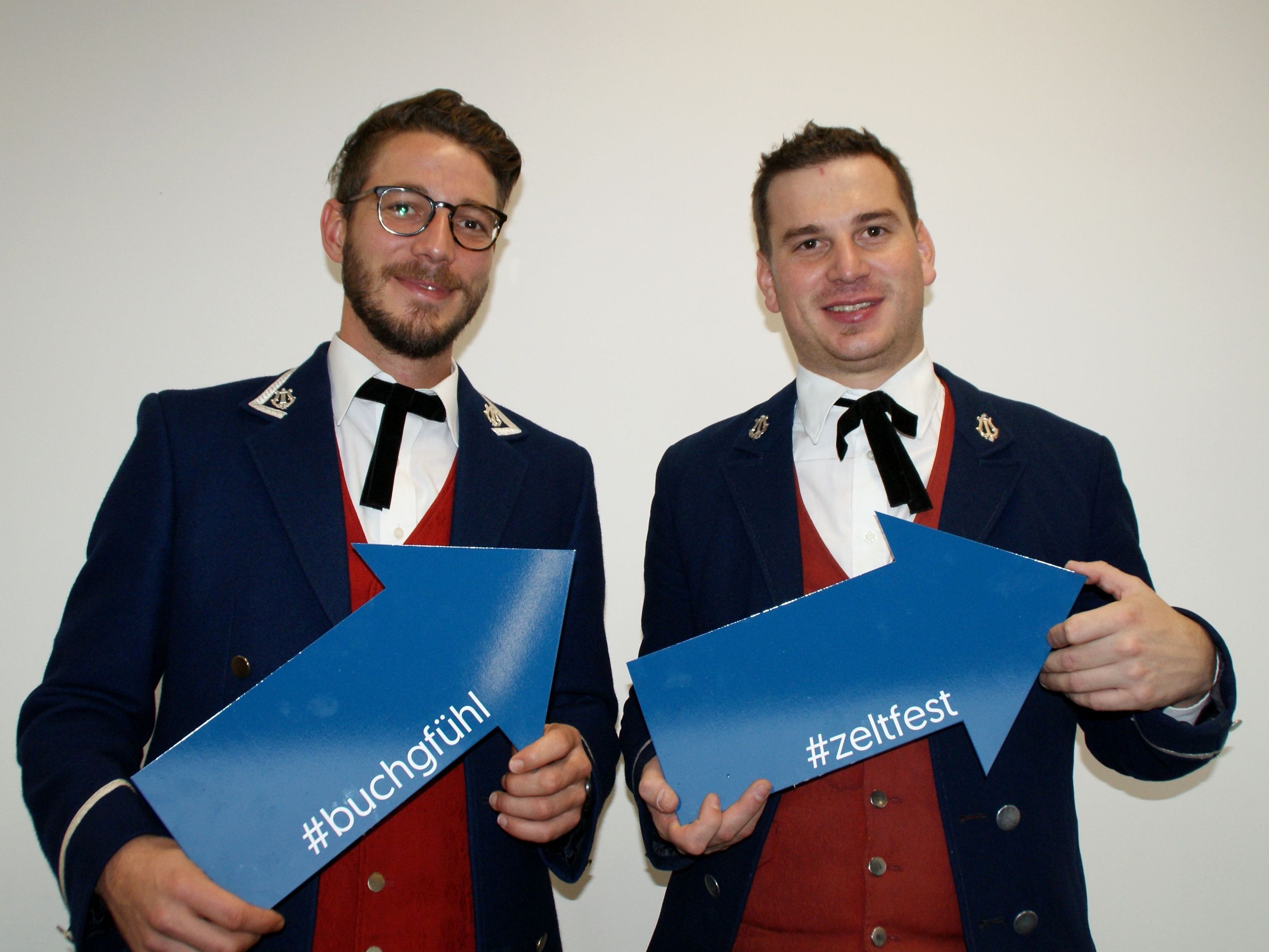 Kapellmeister Magnus Lässer (li.) und Obmann Dominik Steurer haben sich das Festmotto „A STIMMIGS BUCH GFÜHL“, längst zu eigen gemacht. Kapellmeister Magnus Lässer (li.) und Obmann Dominik Steurer haben sich das Festmotto „A STIMMIGS BUCH GFÜHL“, längst zu eigen gemacht.