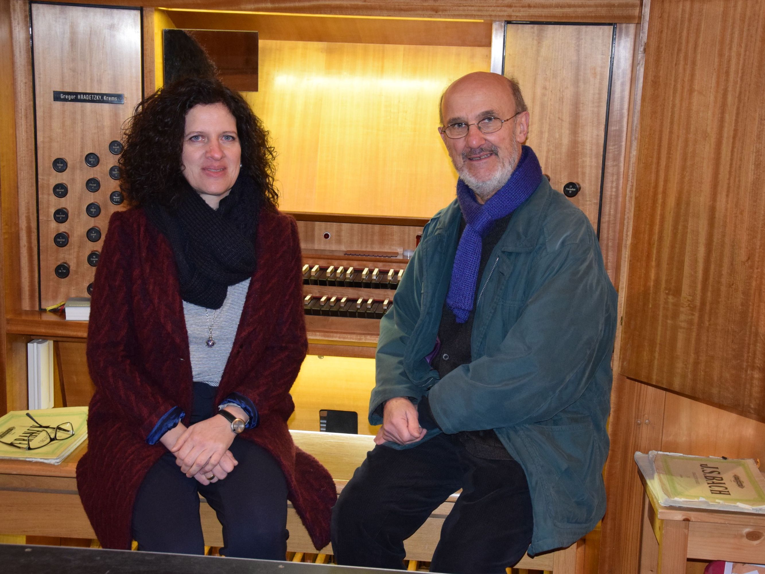 Organistin Cornelia Schreiber und Orgelspezialist Oswald Wagner bei der Aktion "Die Orgel hautnah" am 18. November Organistin Cornelia Schreiber und Orgelspezialist Oswald Wagner bei der Aktion "Die Orgel hautnah" am 18. November