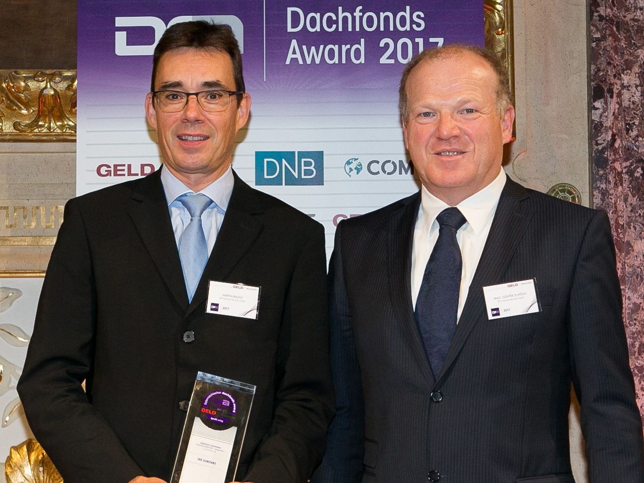 Martin Rauch (li.) und Günter Schöch, die Geschäftsführer der Rankweiler Finanzdienstleistungs-GmbH FRS Financial Services, bei der Überreichung des Österreichischen Dachfonds Awards 2017 des GELD-Magazins in Wien. Martin Rauch (li.) und Günter Schöch, die Geschäftsführer der Rankweiler Finanzdienstleistungs-GmbH FRS Financial Services, bei der Überreichung des Österreichischen Dachfonds Awards 2017 des GELD-Magazins in Wien.