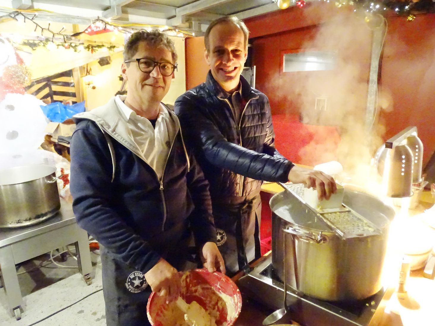 Käsknöpfle-Profi Bruno Ratz (l.) mit seinem Knöpfler-Gehilfen Bürgermeister Dieter Egger. Käsknöpfle-Profi Bruno Ratz (l.) mit seinem Knöpfler-Gehilfen Bürgermeister Dieter Egger.