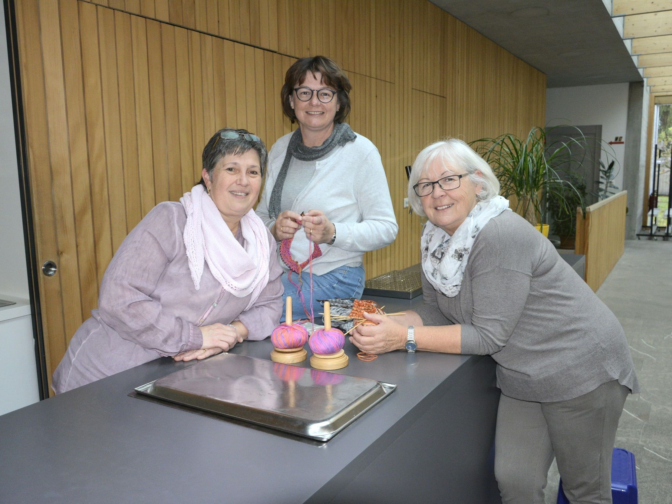 Die Idee zum Strickcafé hatte Ulrike Grabher (Mitte). Zusammen mit Christine Oss und Ilse Berkmann wurde die Idee verwirklicht. Die Idee zum Strickcafé hatte Ulrike Grabher (Mitte). Zusammen mit Christine Oss und Ilse Berkmann wurde die Idee verwirklicht.