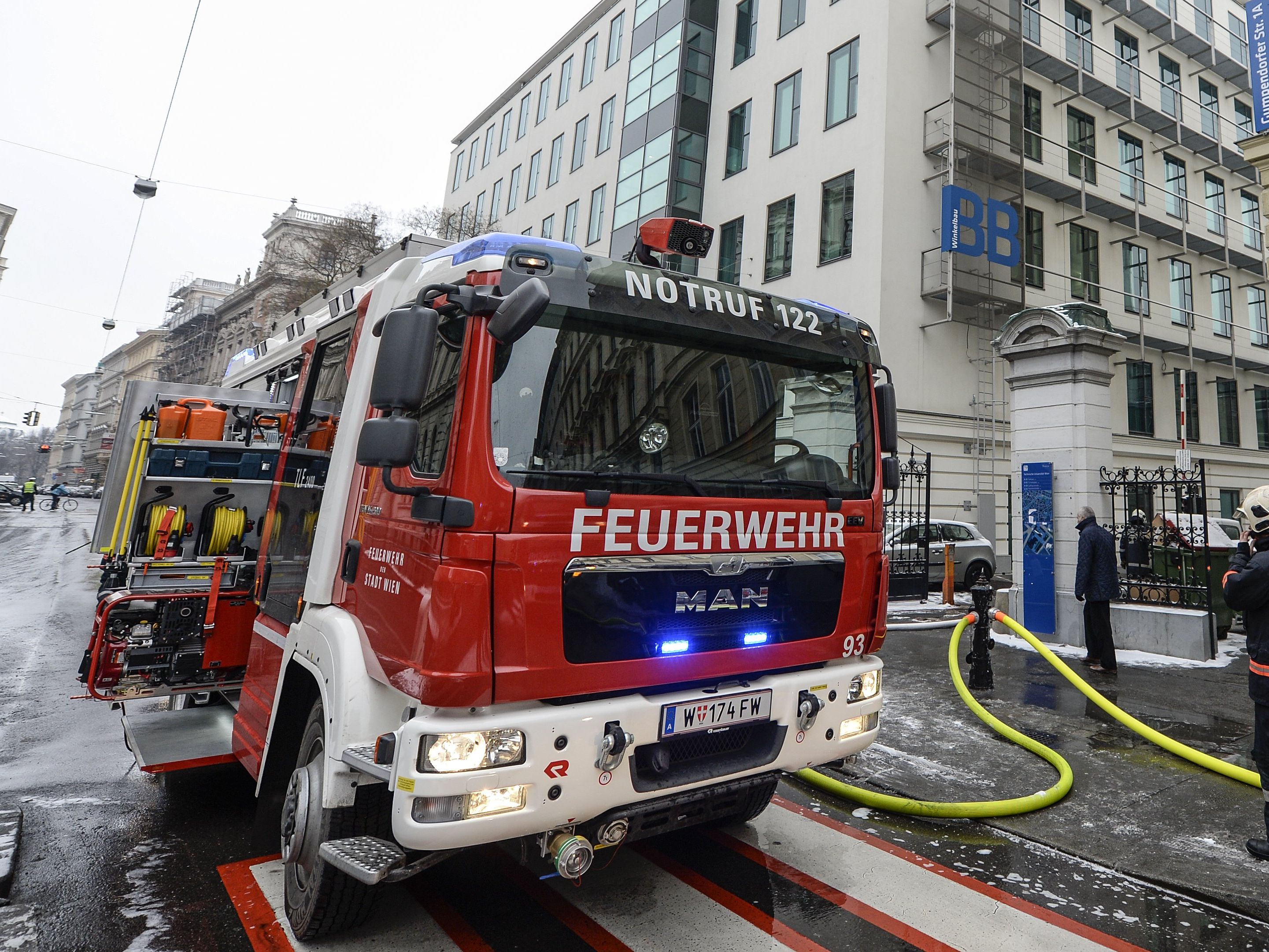 Mit 13 Fahrzeugen ist die Feuerwehr zunächst ausgerückt - es waren jedoch nur noch Nachlöscharbeiten nötig. Mit 13 Fahrzeugen ist die Feuerwehr zunächst ausgerückt - es waren jedoch nur noch Nachlöscharbeiten nötig.