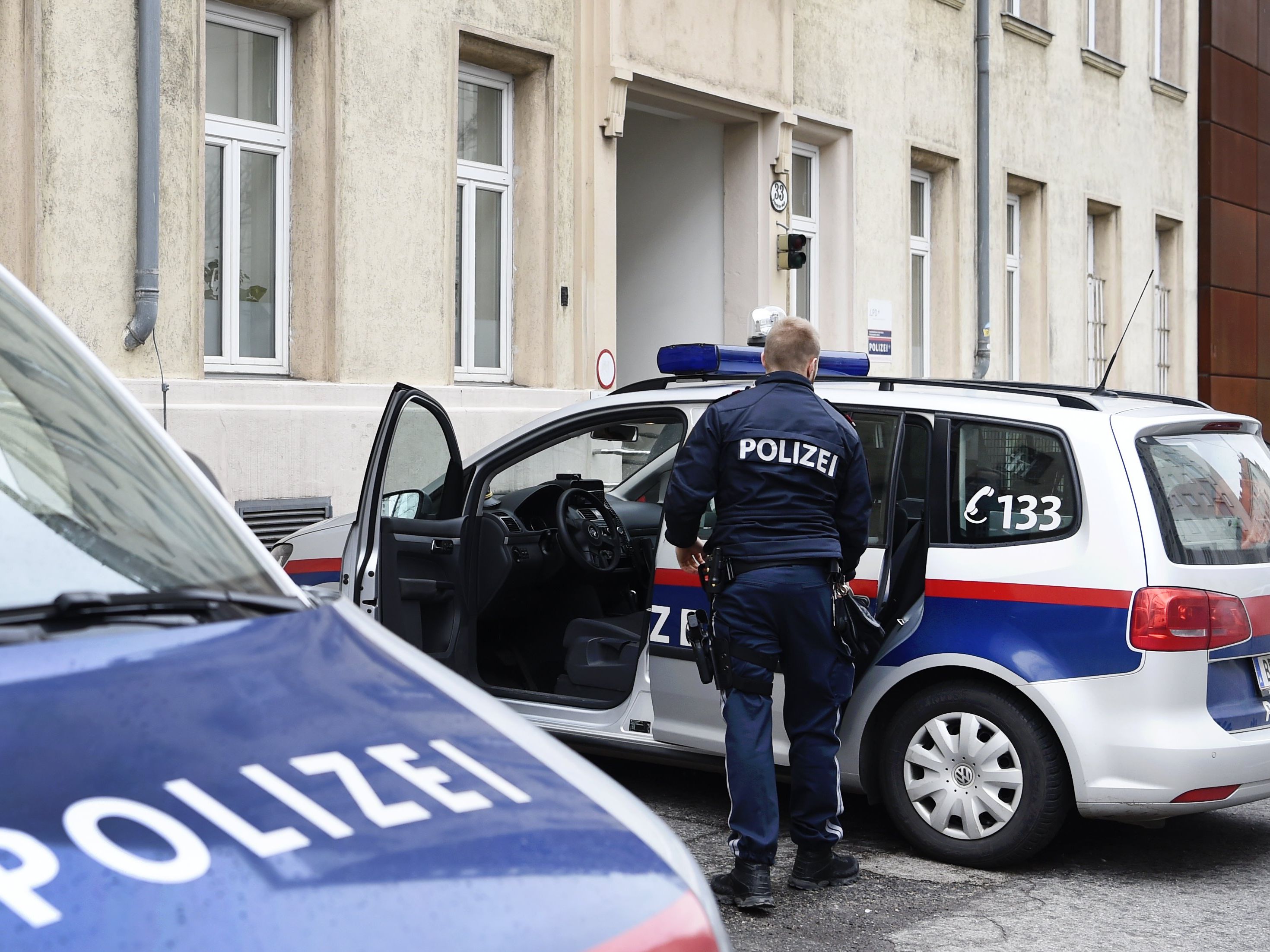 Die Polizei musste sogar Verstärkung anfordern, um die Situation zu beruhigen. Die Polizei musste sogar Verstärkung anfordern, um die Situation zu beruhigen.
