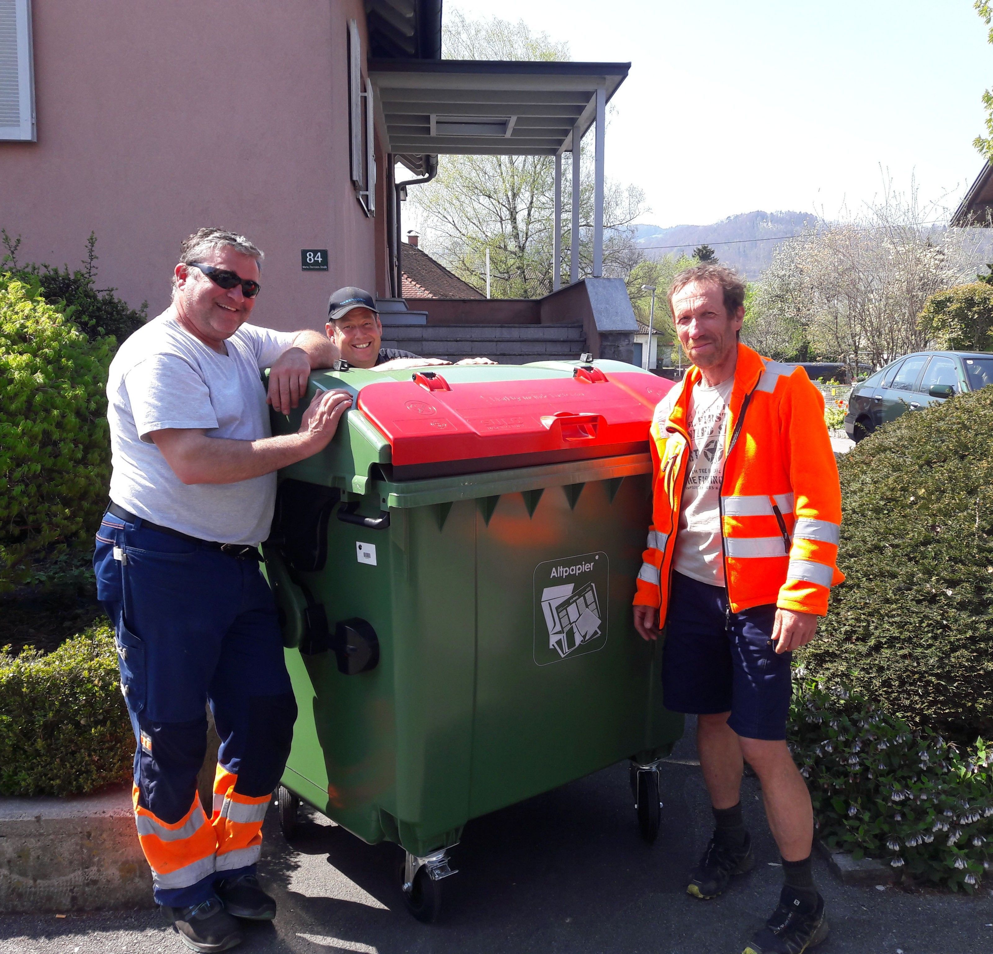 Geschafft: Das Bauhof-Team hat die letzte Papiertonne für die Sprengel 1 – 4 im Norden zugestellt. Geschafft: Das Bauhof-Team hat die letzte Papiertonne für die Sprengel 1 – 4 im Norden zugestellt.