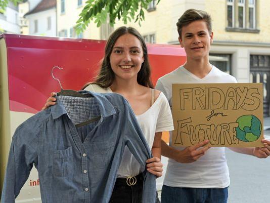 Kleider mitbringen und kostenlos eintauschen lautet die Devise bei den Kleidertauschpartys von Fridays for Future.
