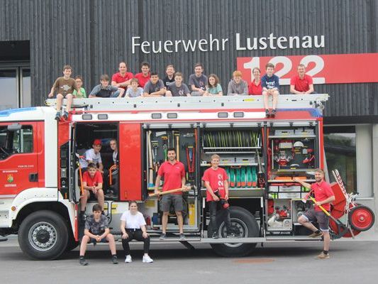 : Für die Feuerwehrjugend ist das neue Fahrzeug ein wichtiges Lernobjekt, anhand dessen via „learning by doing“ das Wissen vermittelt wird.