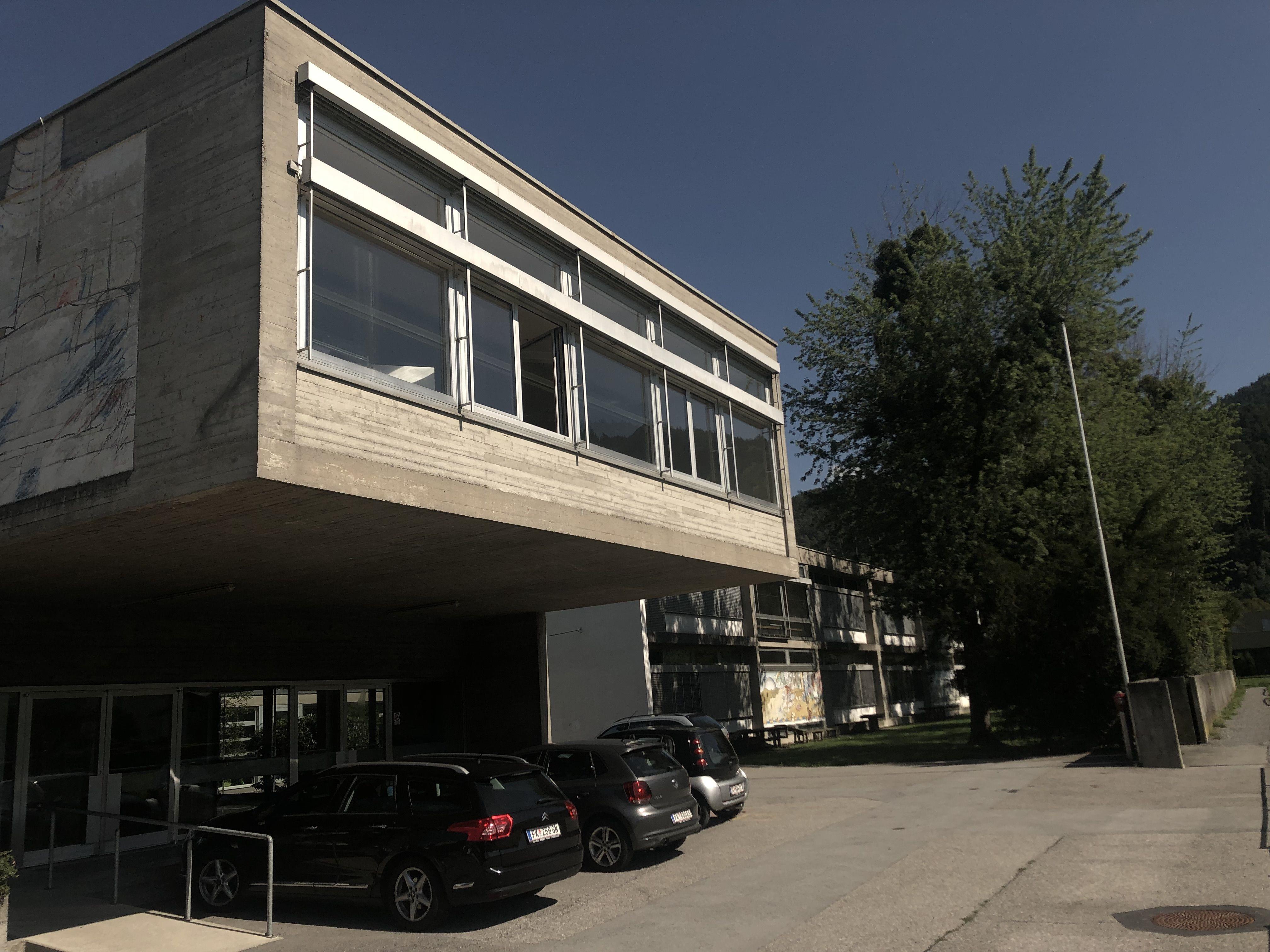 Die Volksschule Altenstadt ist bautechnisch und energetisch in die Jahre gekommen. Der Schulneubau ist nach aktuellem Stand auf Herbst 2021 angesetzt.
