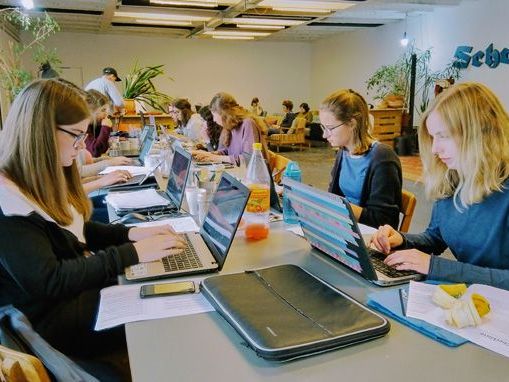 Im aha Youth Reporter Team schnuppern junge Menschen in den Journalismus hinein. Im aha Youth Reporter Team schnuppern junge Menschen in den Journalismus hinein.
