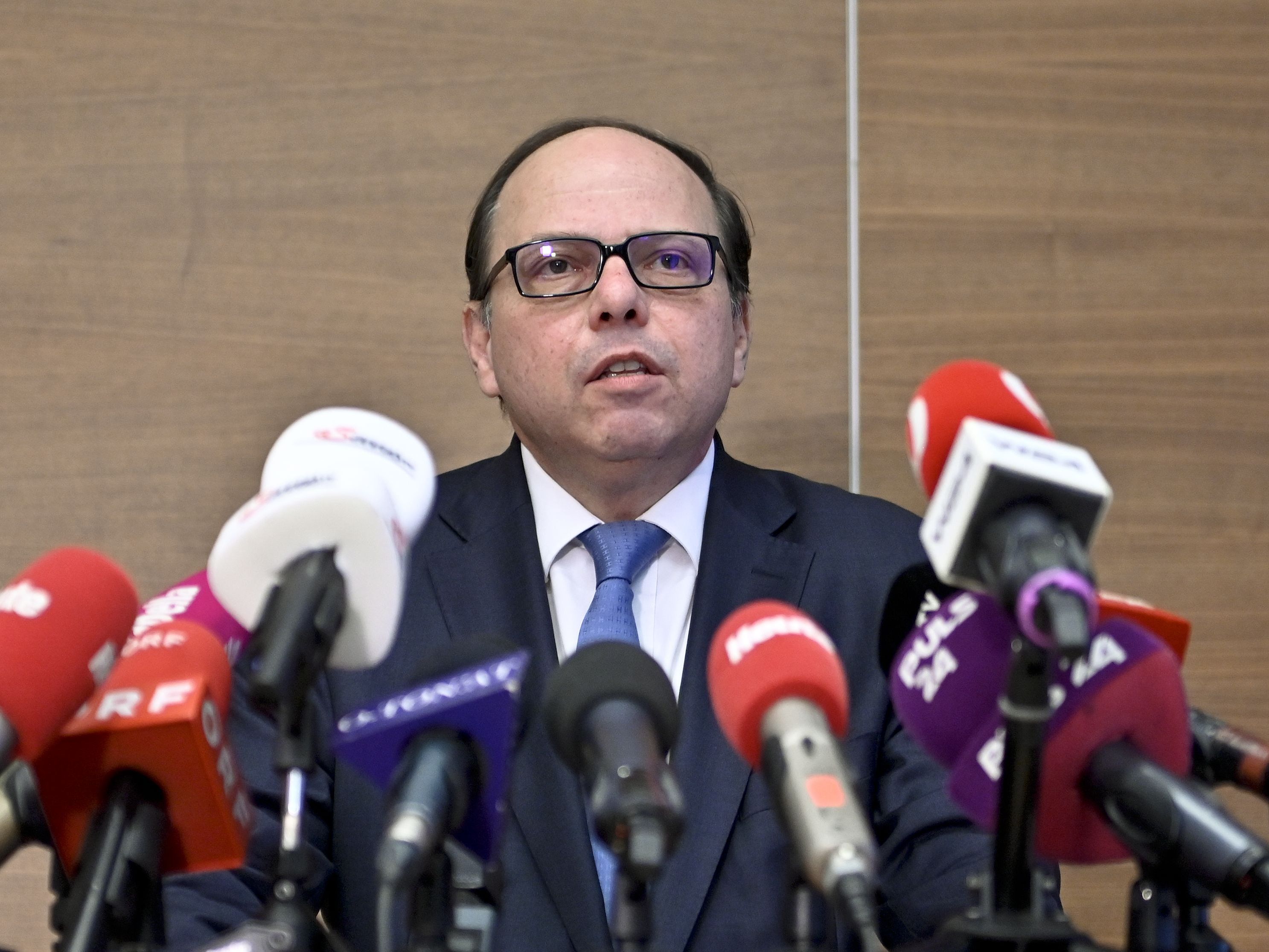 Laut Szekeres sind die Ärzte Teil des Notfallpakets. Laut Szekeres sind die Ärzte Teil des Notfallpakets.