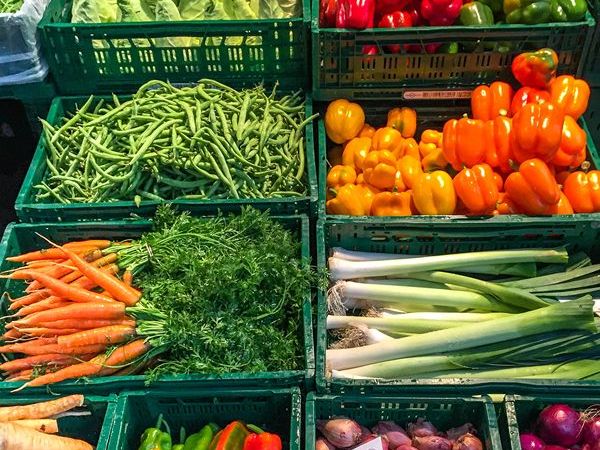Frisches Gemüse auf dem Wochenmarkt Frisches Gemüse auf dem Wochenmarkt