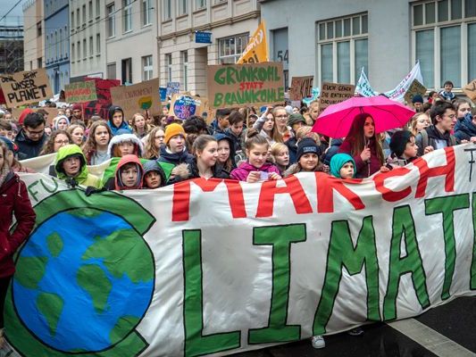 Die neue Ausgabe des Diskurs – Fachmagazin Jugendarbeit widmet sich dem Thema „Klimawandel oder Klimaksrise“? Die neue Ausgabe des Diskurs – Fachmagazin Jugendarbeit widmet sich dem Thema „Klimawandel oder Klimaksrise“?