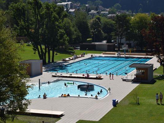 Das Freibad des Val Blu verspricht auch in diesem Sommer Badespaß und Abkühlung.