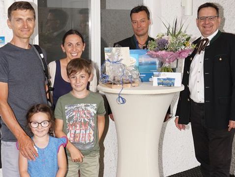 (v.l.n.r.): Andrea Hofmann mit ihrem Mann Wolfgang Hofmann und den Kindern Ina und Elias, Thomas E. Kinz (Vorstand Pfänderbahn AG) und Berthold Martan (Betriebsleiter Pfänderbahn AG (v.l.n.r.): Andrea Hofmann mit ihrem Mann Wolfgang Hofmann und den Kindern Ina und Elias, Thomas E. Kinz (Vorstand Pfänderbahn AG) und Berthold Martan (Betriebsleiter Pfänderbahn AG