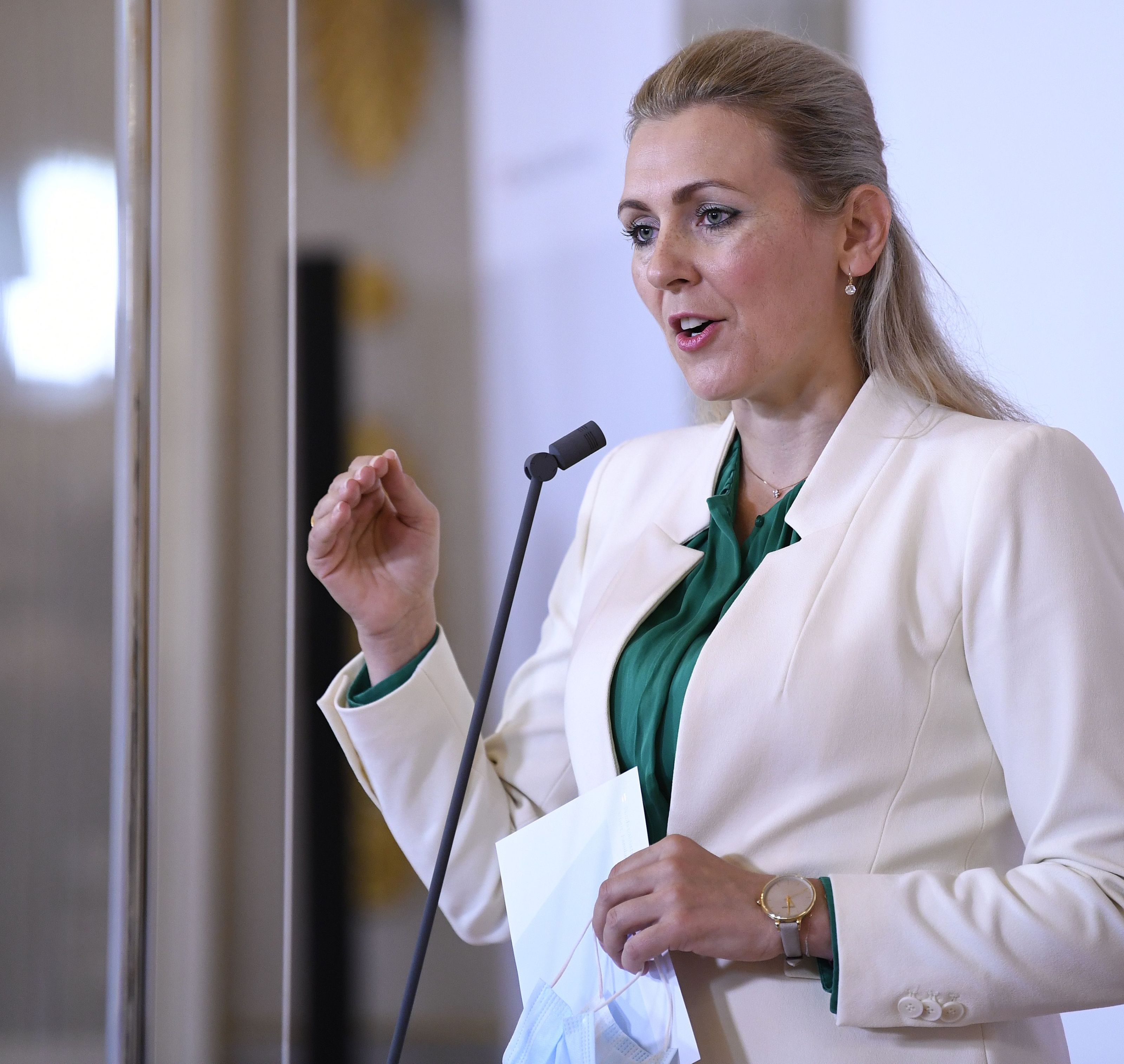 Christine Aschbacher (ÖVP) musste sich Kritik rund um den Familienhärtefonds gefallen lassen Christine Aschbacher (ÖVP) musste sich Kritik rund um den Familienhärtefonds gefallen lassen