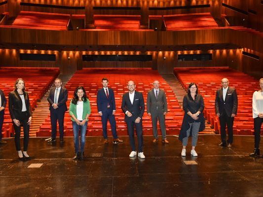 Der neue Stadtrat der Landeshauptstadt Bregenz: v.l.n.r.: Heribert Hehle, Veronika Marte, Florian Rainer, Sandra Schoch, Michael Felder, Michael Ritsch, Robert Pockenauer, Annette Fritsch, Michael Rauth, Eveline Miessgang Der neue Stadtrat der Landeshauptstadt Bregenz: v.l.n.r.: Heribert Hehle, Veronika Marte, Florian Rainer, Sandra Schoch, Michael Felder, Michael Ritsch, Robert Pockenauer, Annette Fritsch, Michael Rauth, Eveline Miessgang