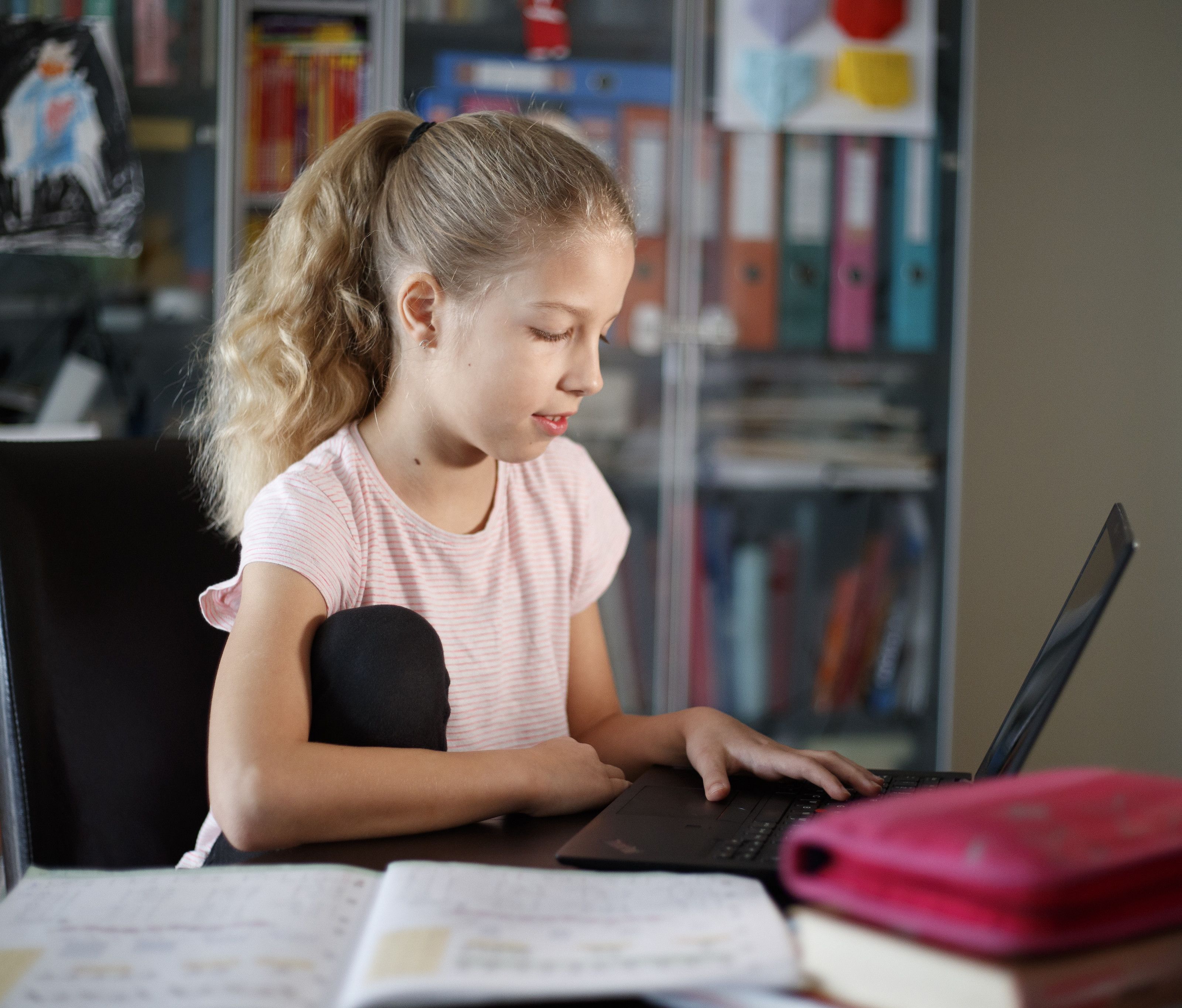 Die Schulen haben erneut auf Distance Learning umgestellt. Die Schulen haben erneut auf Distance Learning umgestellt.
