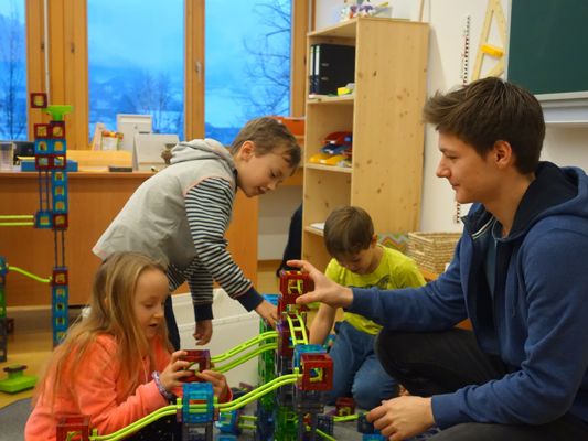 Jona Blank machte bei seinem Freiwilligen Sozialjahr in der Kinderbetreuung in Egg wertvolle Erfahrungen im Sozialbereich. Jona Blank machte bei seinem Freiwilligen Sozialjahr in der Kinderbetreuung in Egg wertvolle Erfahrungen im Sozialbereich.