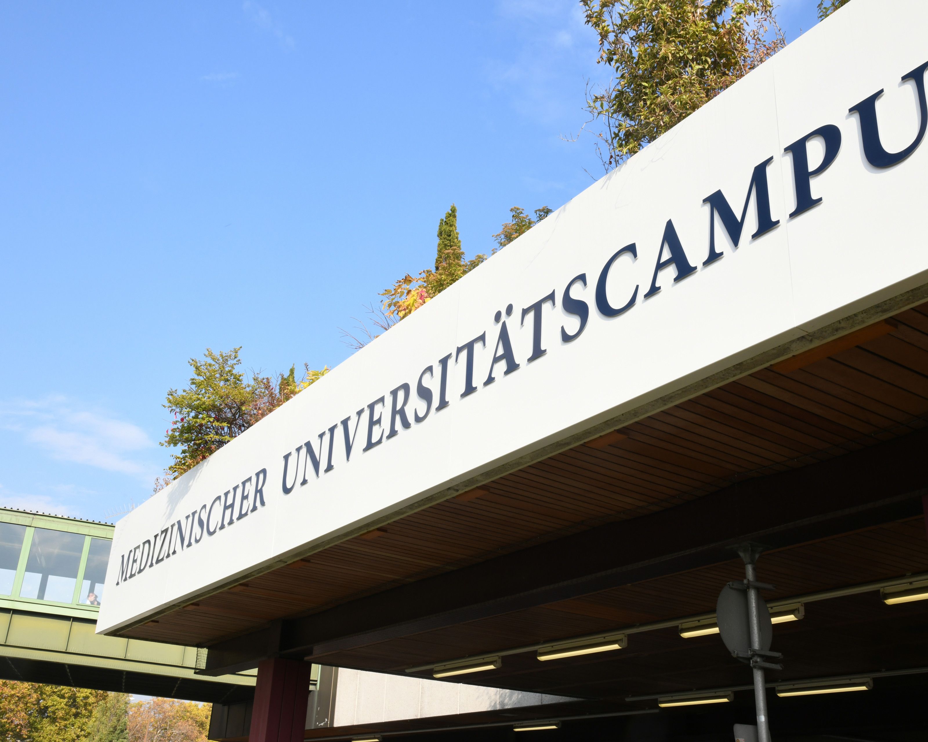 Im Mai 2020 sind einer 44-Jährigen nach schwerem Covid-19-Verlauf an der MedUni Wien im AKH als erster Patientin Europas mit dieser Indikation Lungen transplantiert worden. Im Mai 2020 sind einer 44-Jährigen nach schwerem Covid-19-Verlauf an der MedUni Wien im AKH als erster Patientin Europas mit dieser Indikation Lungen transplantiert worden.