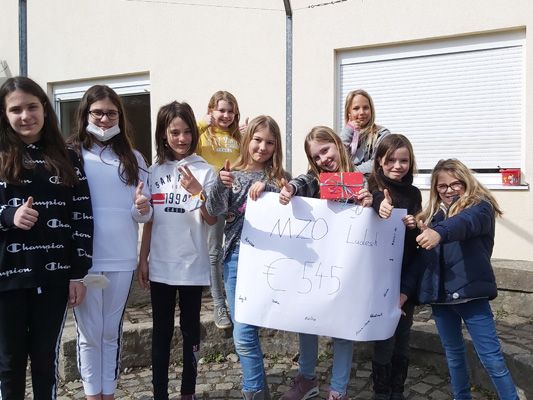 Die Kids der Volksschule MZO Ludesch sammelten für Menschen in Syrien und hatten jede Menge Spaß dabei! Sabine Fulterer von der youngCaritas freute sich über das Engagement der Kinder und nahm ihre Spende gerne entgegen. Die Kids der Volksschule MZO Ludesch sammelten für Menschen in Syrien und hatten jede Menge Spaß dabei! Sabine Fulterer von der youngCaritas freute sich über das Engagement der Kinder und nahm ihre Spende gerne entgegen.